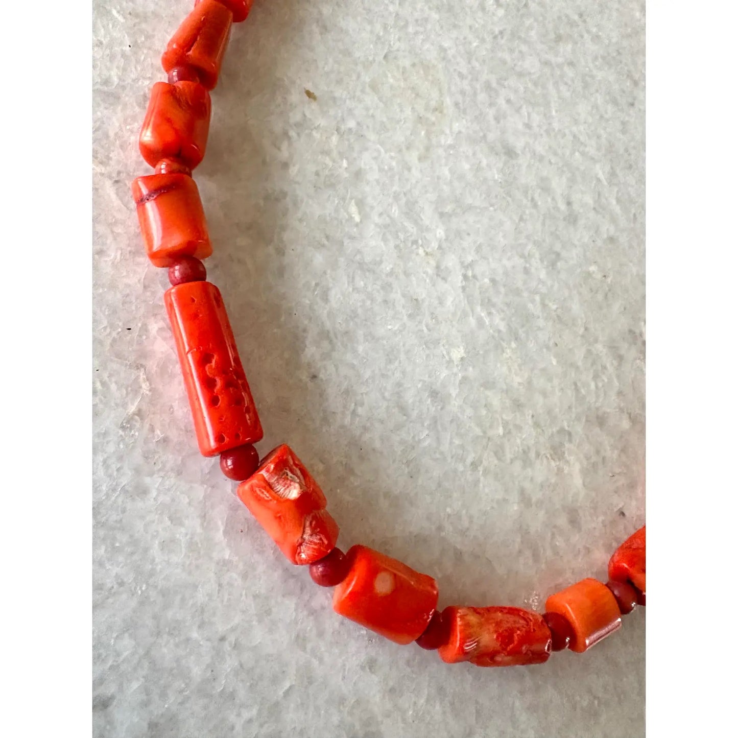 Collar de coral ramificado con cuentas diseñado por Matthew Izzo