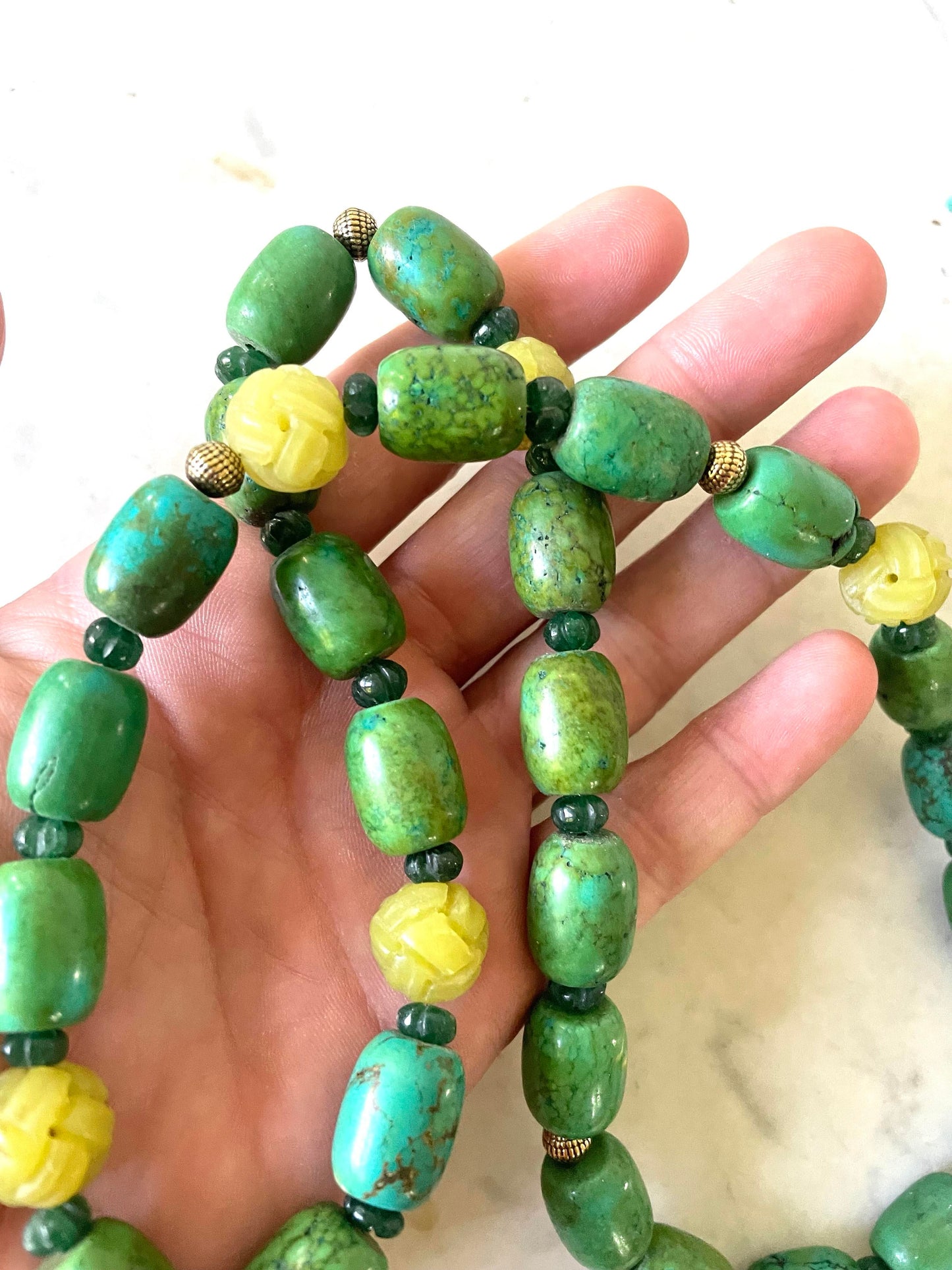 Collar de turquesa, esmeralda y jade amarillo de Matthew Izzo