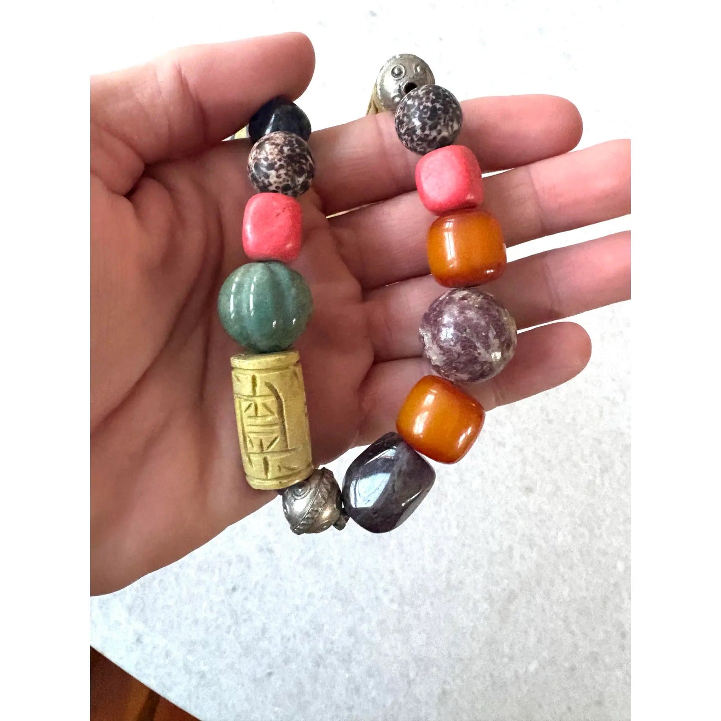 Collar de piedras preciosas antiguas variadas. Diseñado por Matthew Izzo