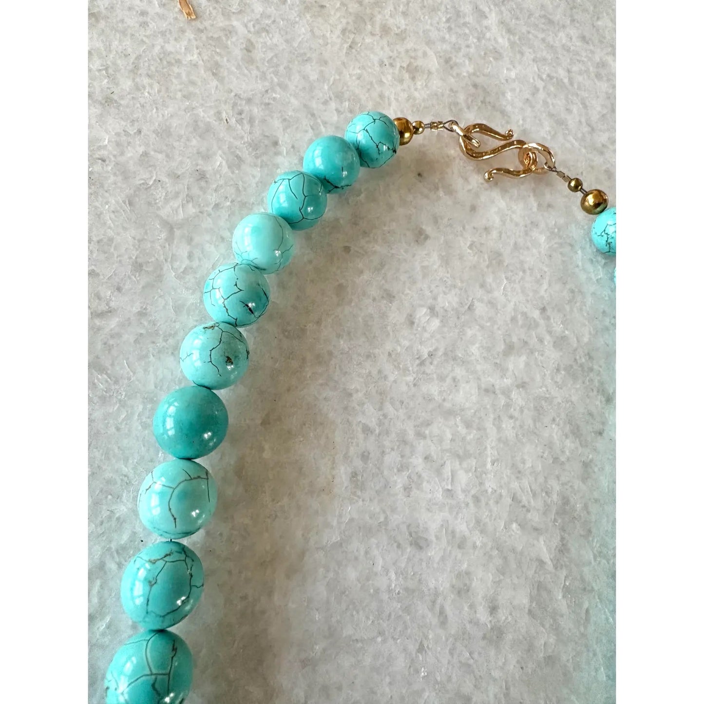 Collar de cuentas turquesas - Diseñado por Matthew Izzo