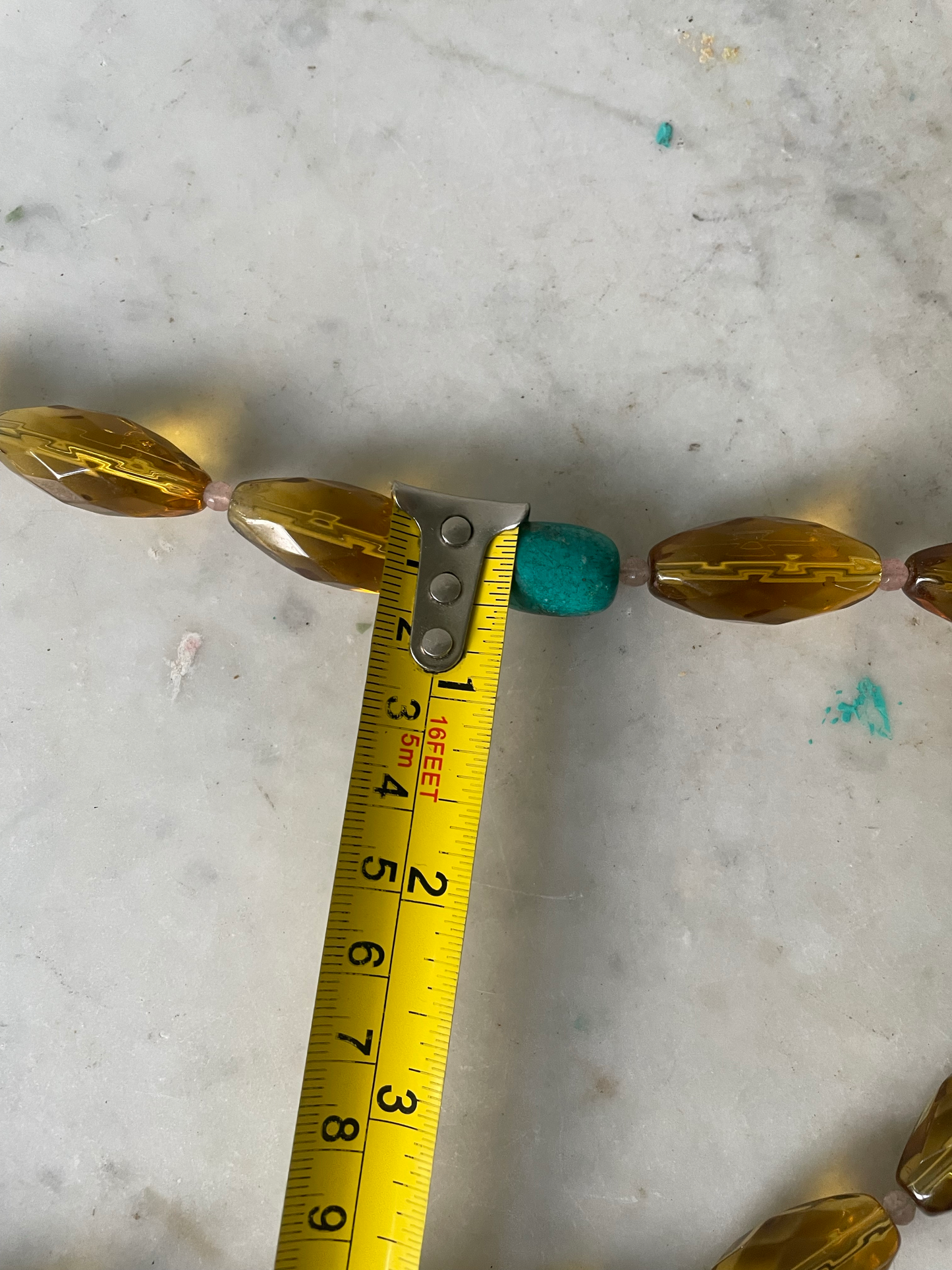 Collar de turquesa, cristal ámbar y coral blanco diseñado por Matthew Izzo