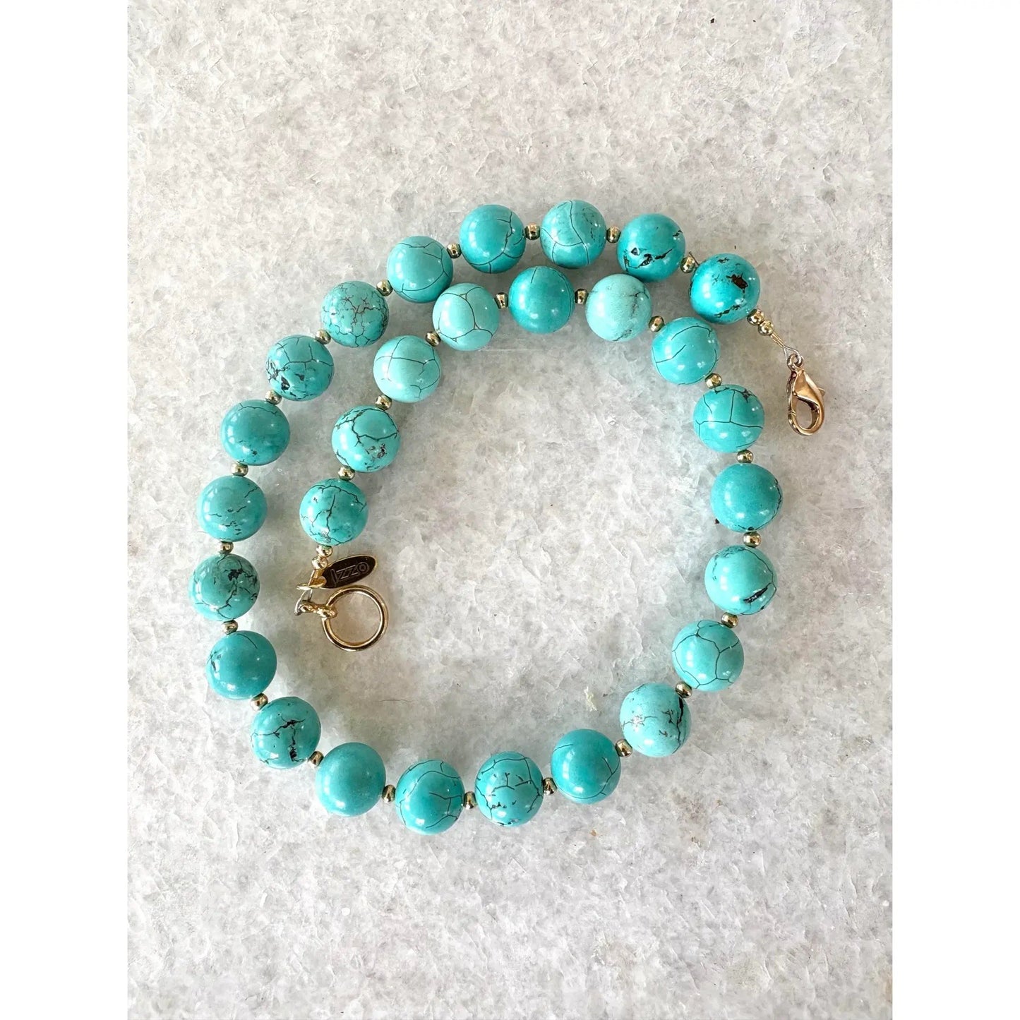 Collar de Cuentas Turquesas con Tono Dorado, Broche y Espaciadores Diseñado por Matthew Izzo 18”