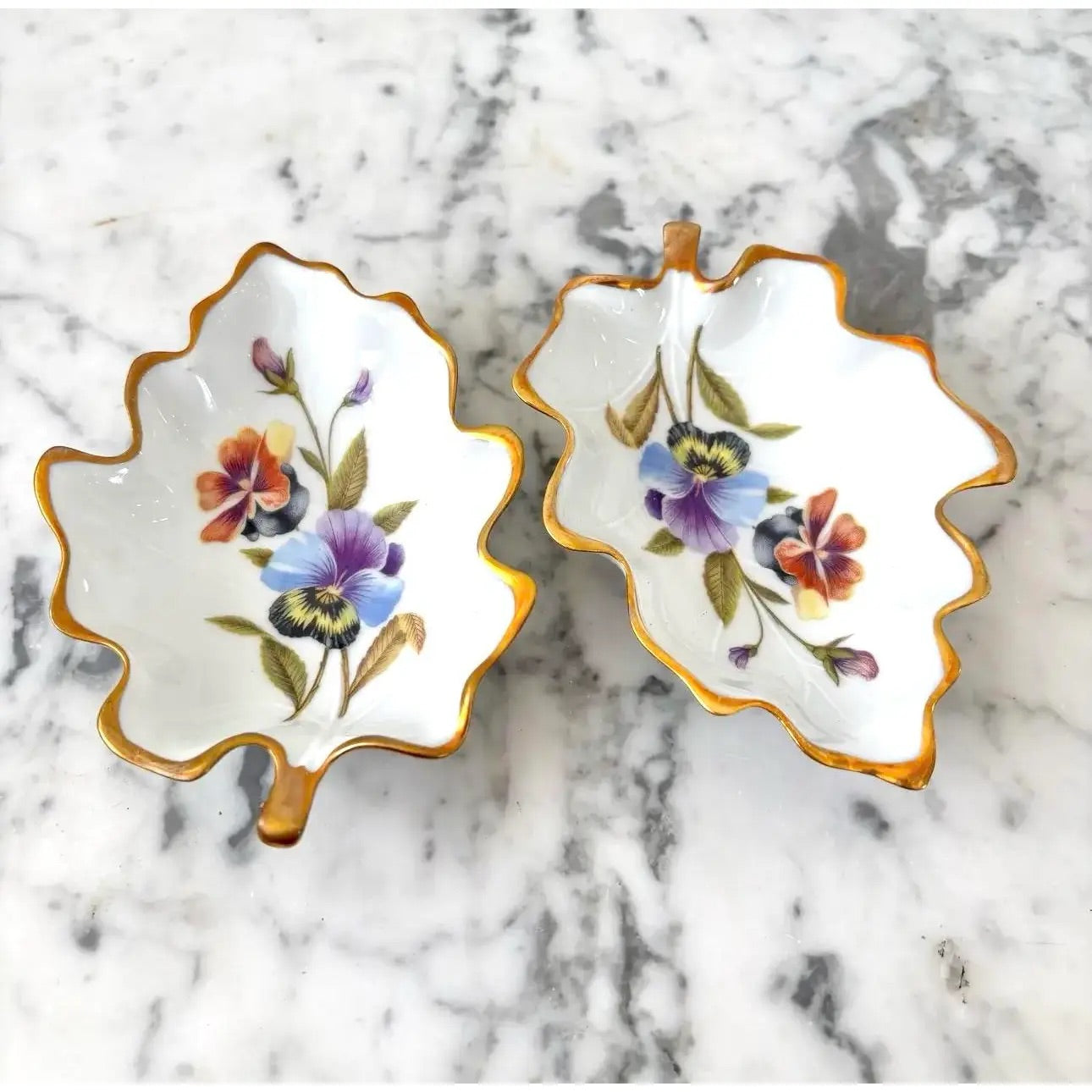 Bandejas decorativas de porcelana de Limoges (Francia) pintadas a mano. Juego de 2.