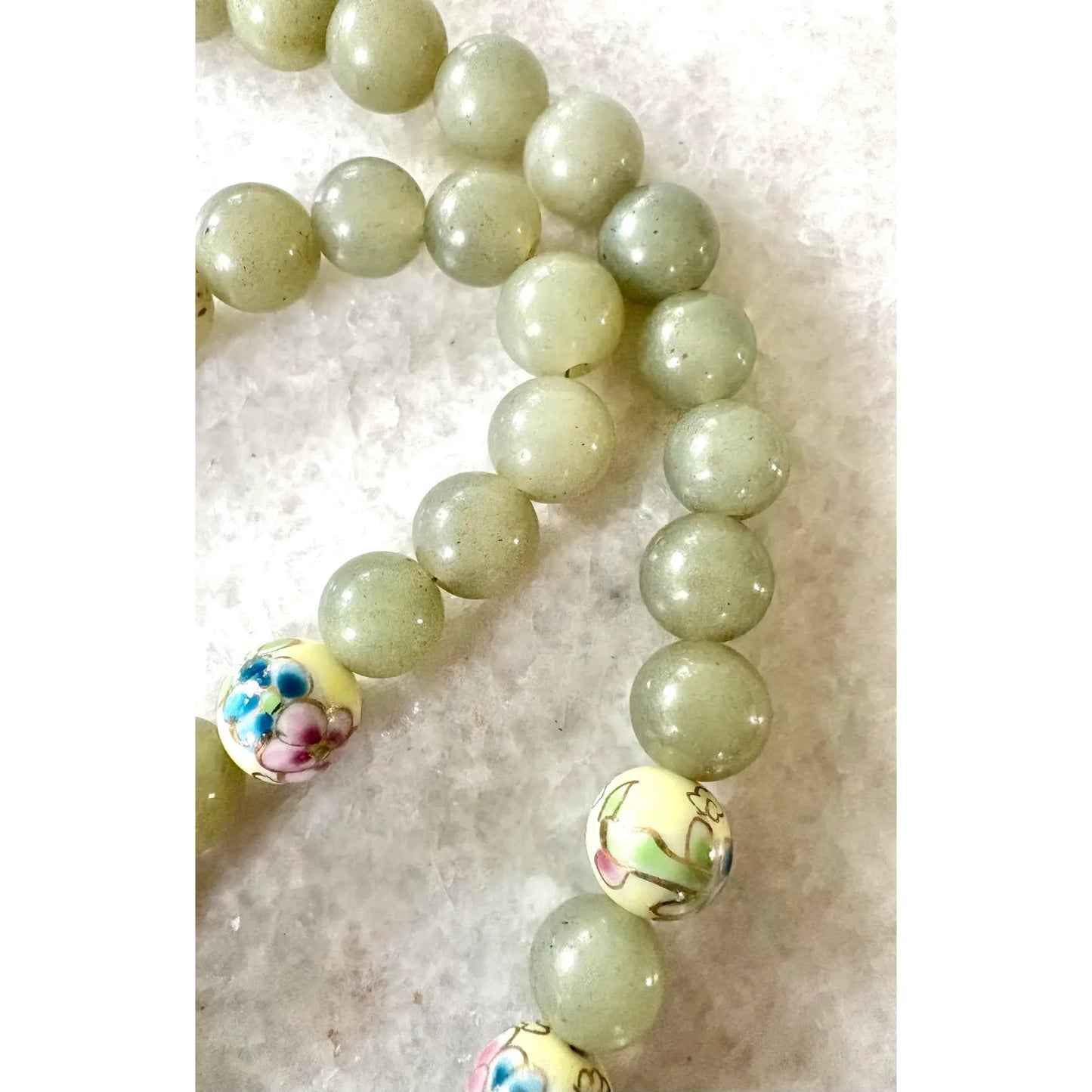 Collar de jade y porcelana con cuentas