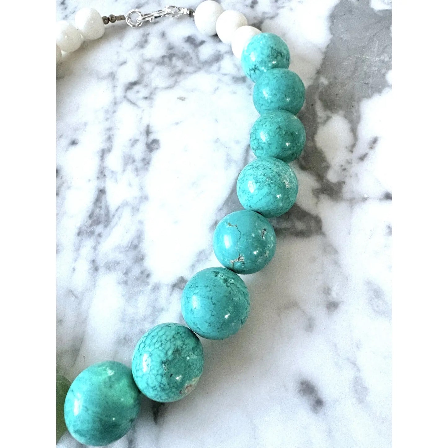 Collar de turquesa y jade tallado diseñado por Matthew Izzo