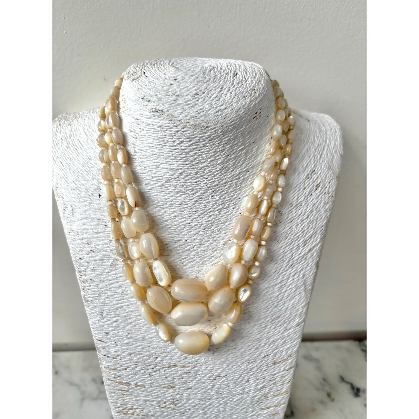 Collar vintage de nácar, múltiples hebras con broche de plata esterlina