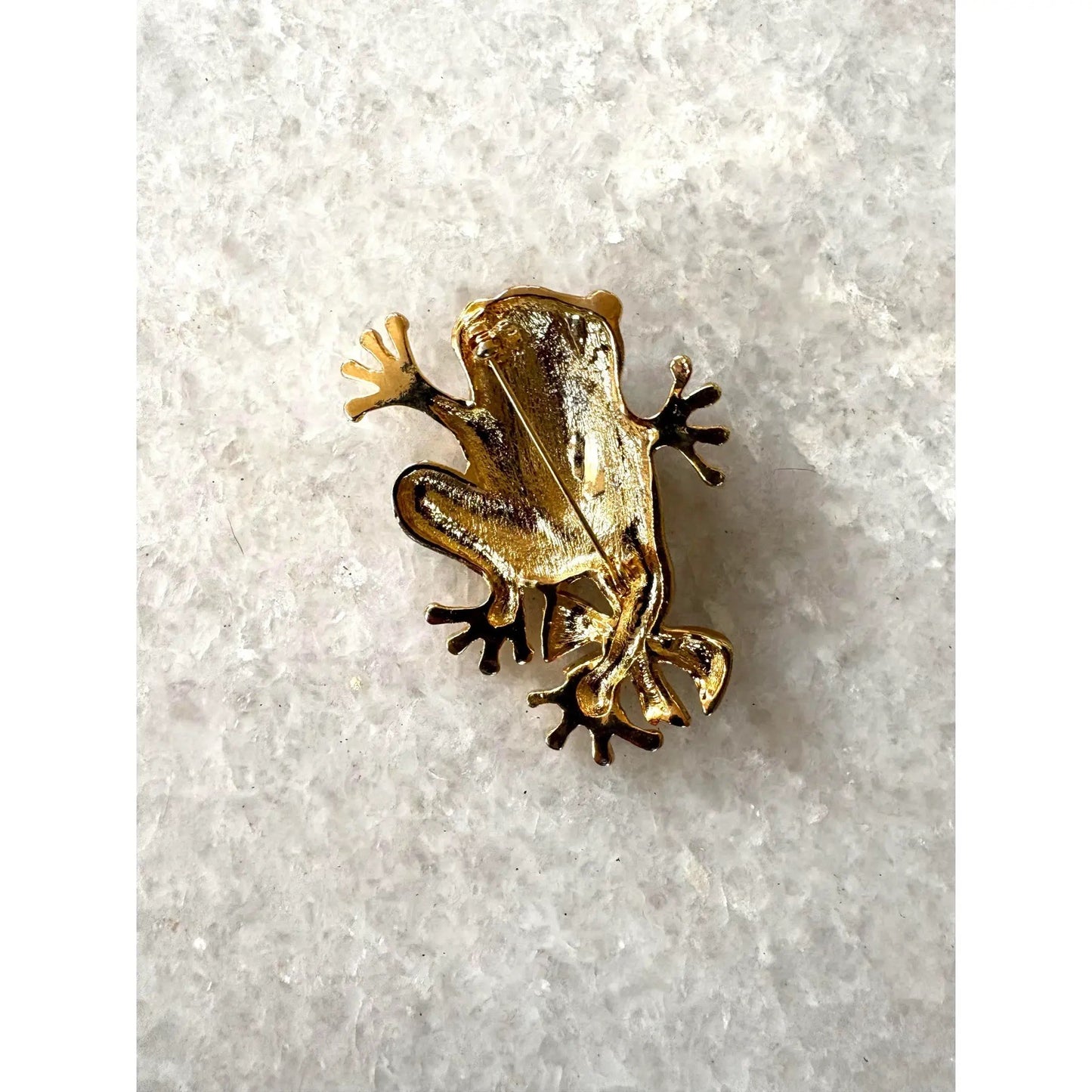 Broche de rana vintage dorado con pedrería
