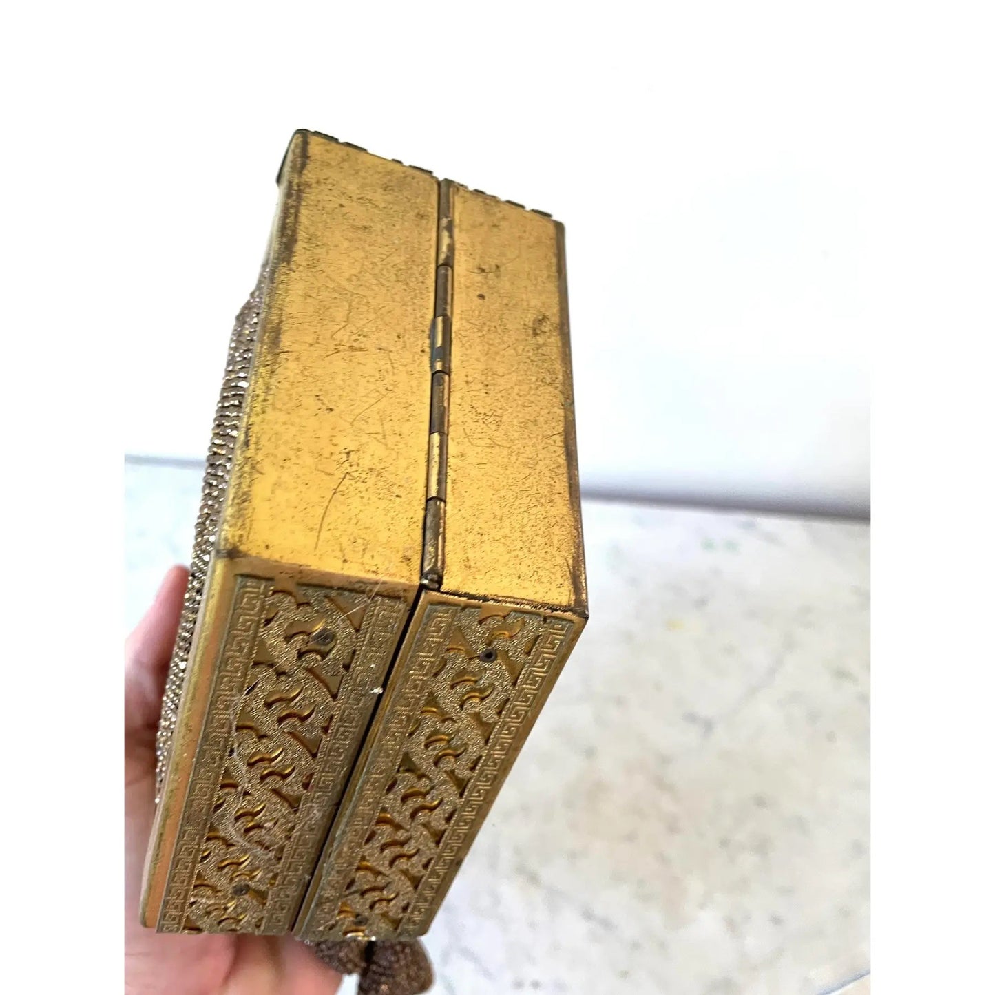 Marco francés Art Decó de latón y abalorios