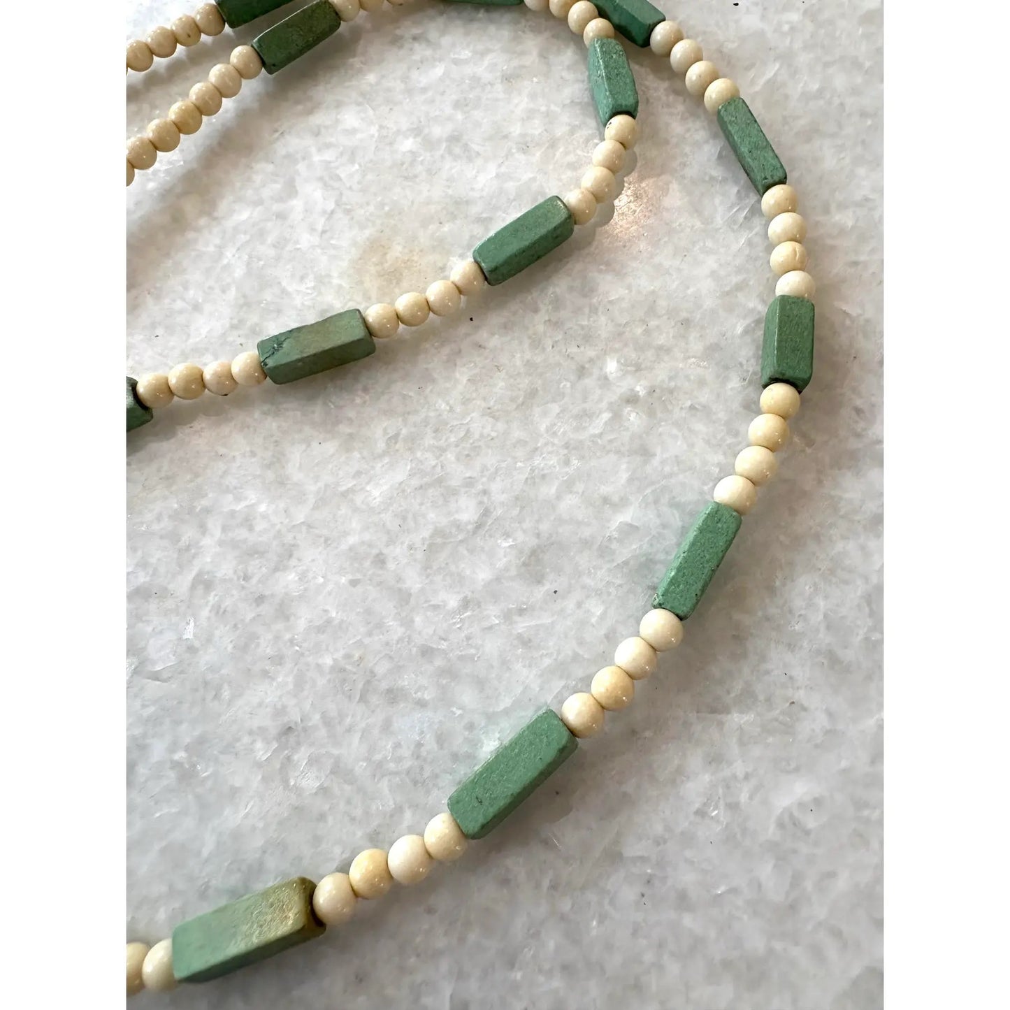 Collar de cuentas turquesa con broche tono dorado