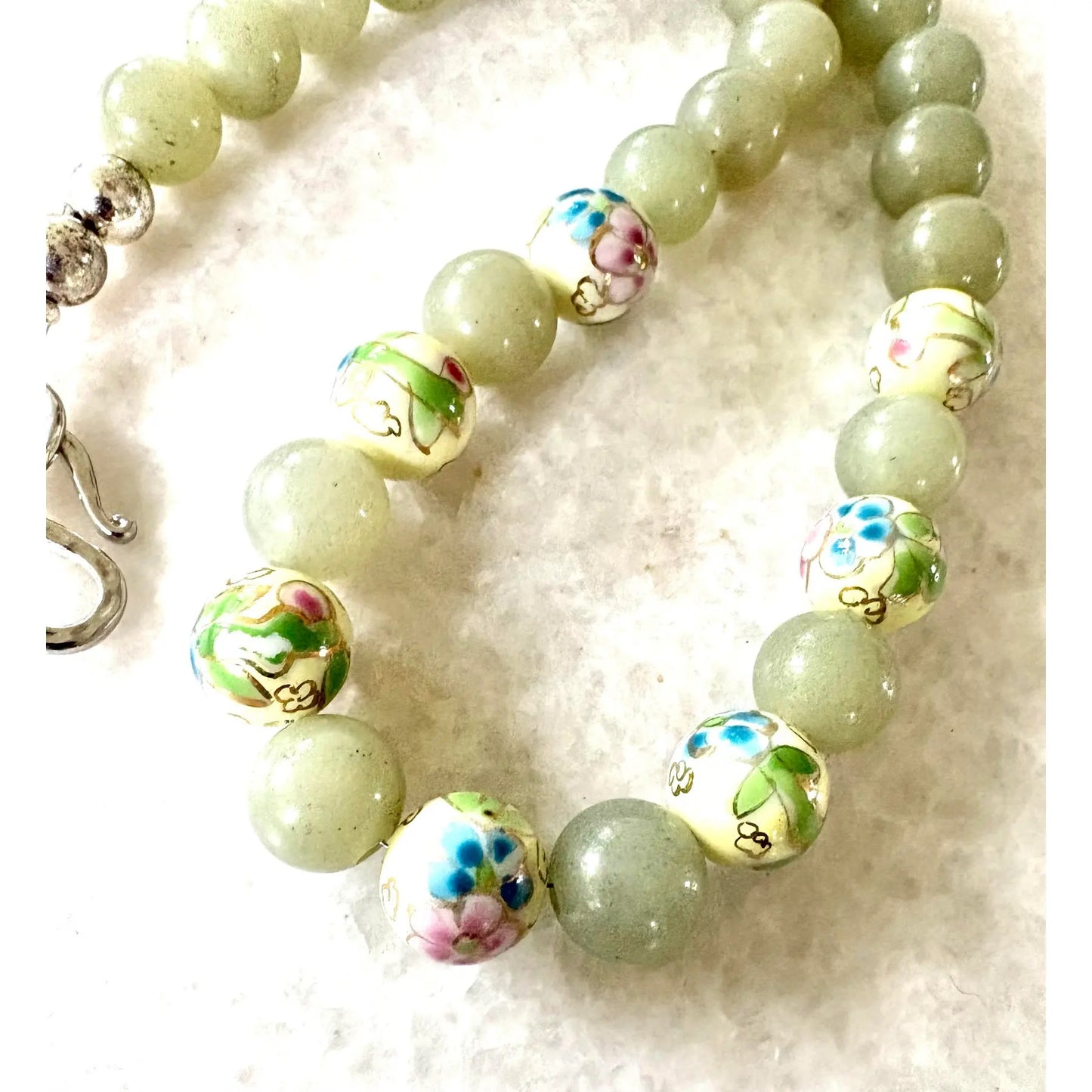Collar de jade y porcelana con cuentas