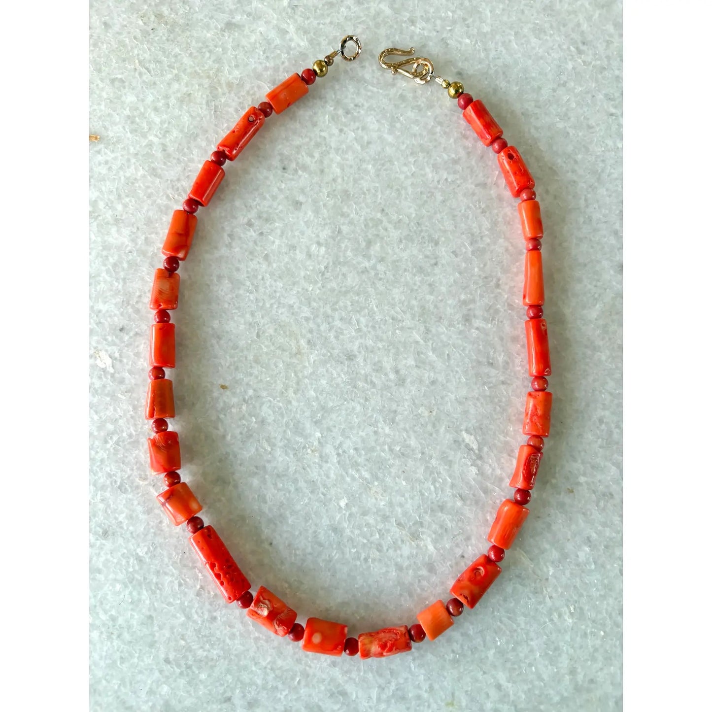 Collar de coral ramificado con cuentas diseñado por Matthew Izzo