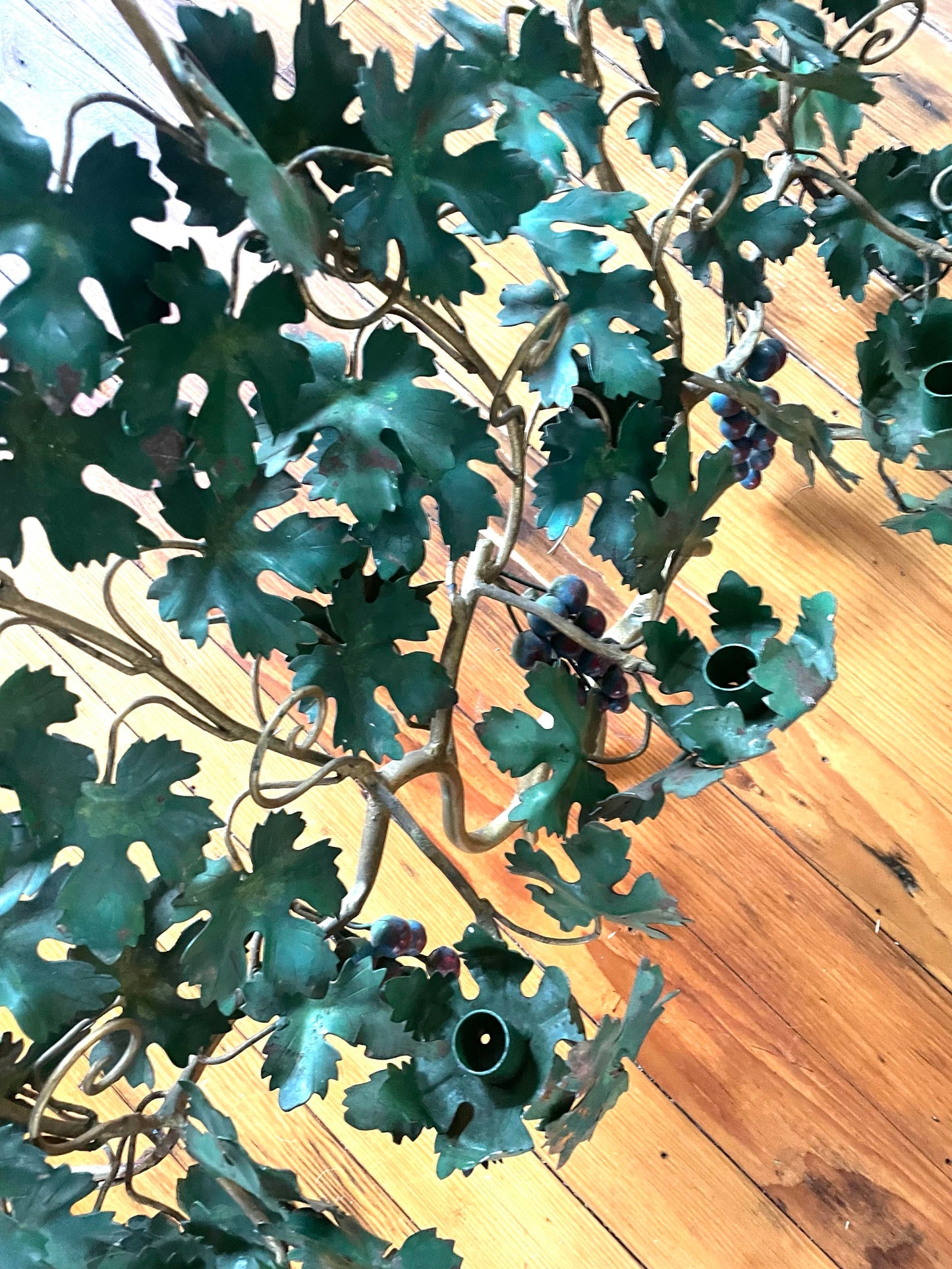 Apliques de vela italianos de mediados de siglo de metal pintado con hojas y uvas de tole