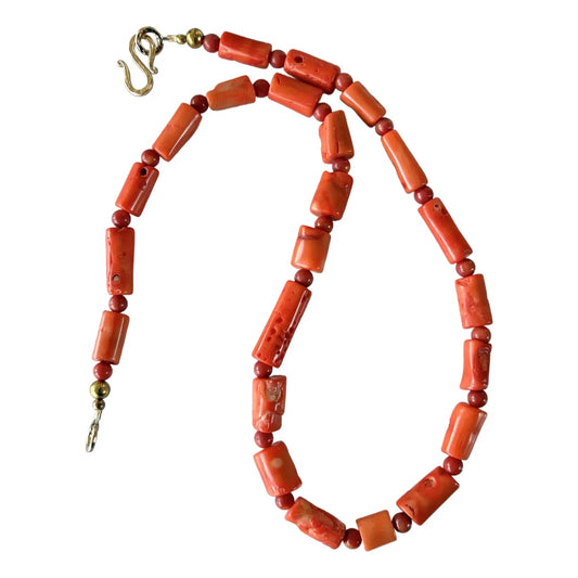 Collar de coral ramificado con cuentas diseñado por Matthew Izzo