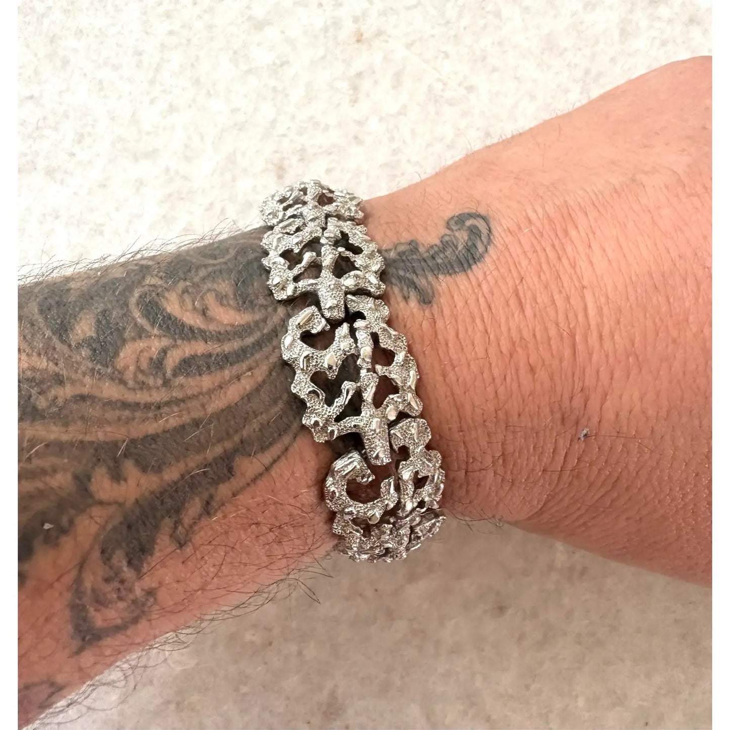 Pulsera Trifari Coral Diseño Metal Tono Plateado Años 50