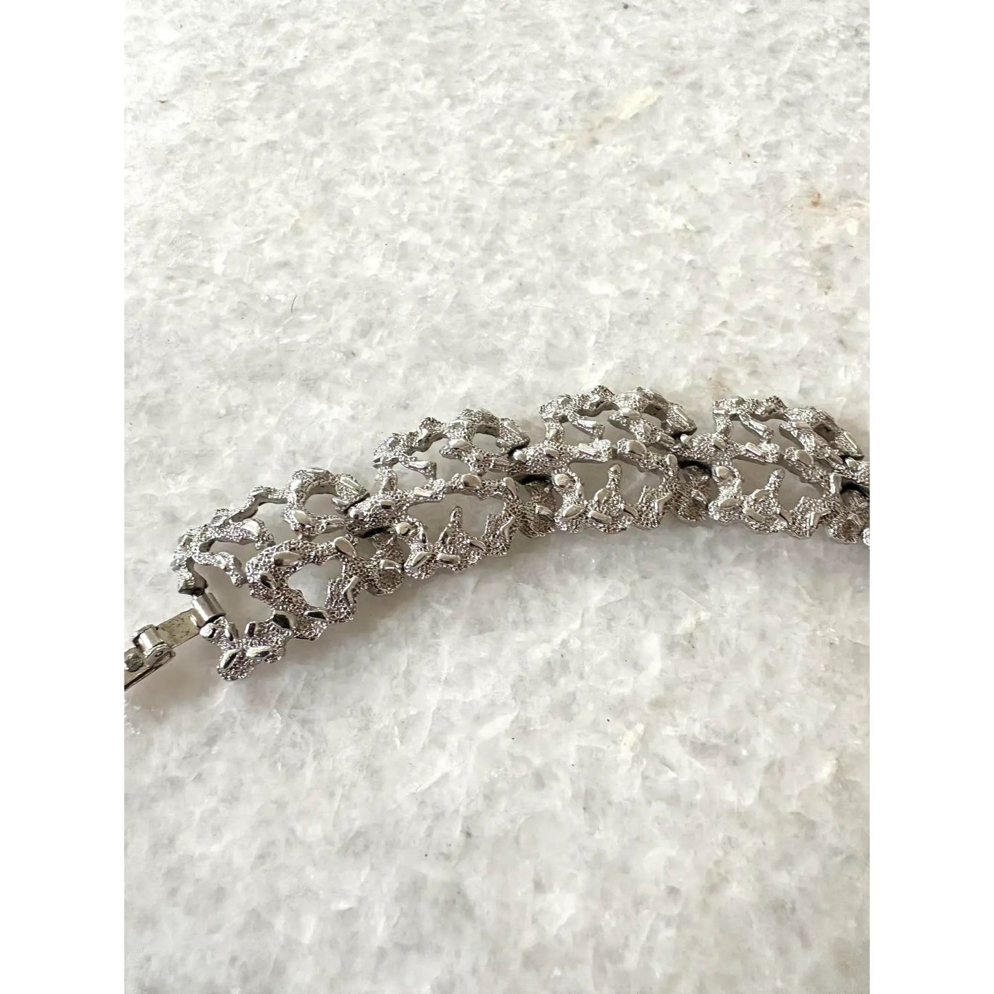 Pulsera Trifari Coral Diseño Metal Tono Plateado Años 50