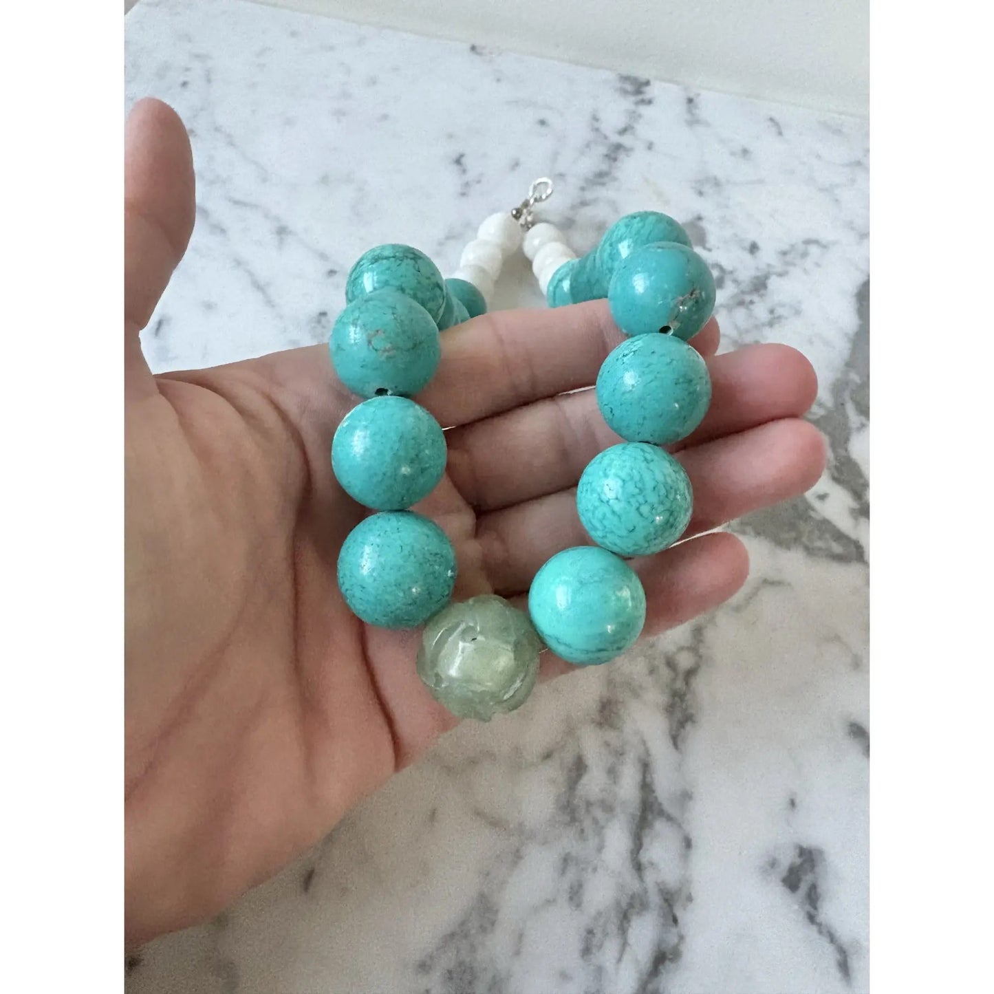 Collar de turquesa y jade tallado diseñado por Matthew Izzo