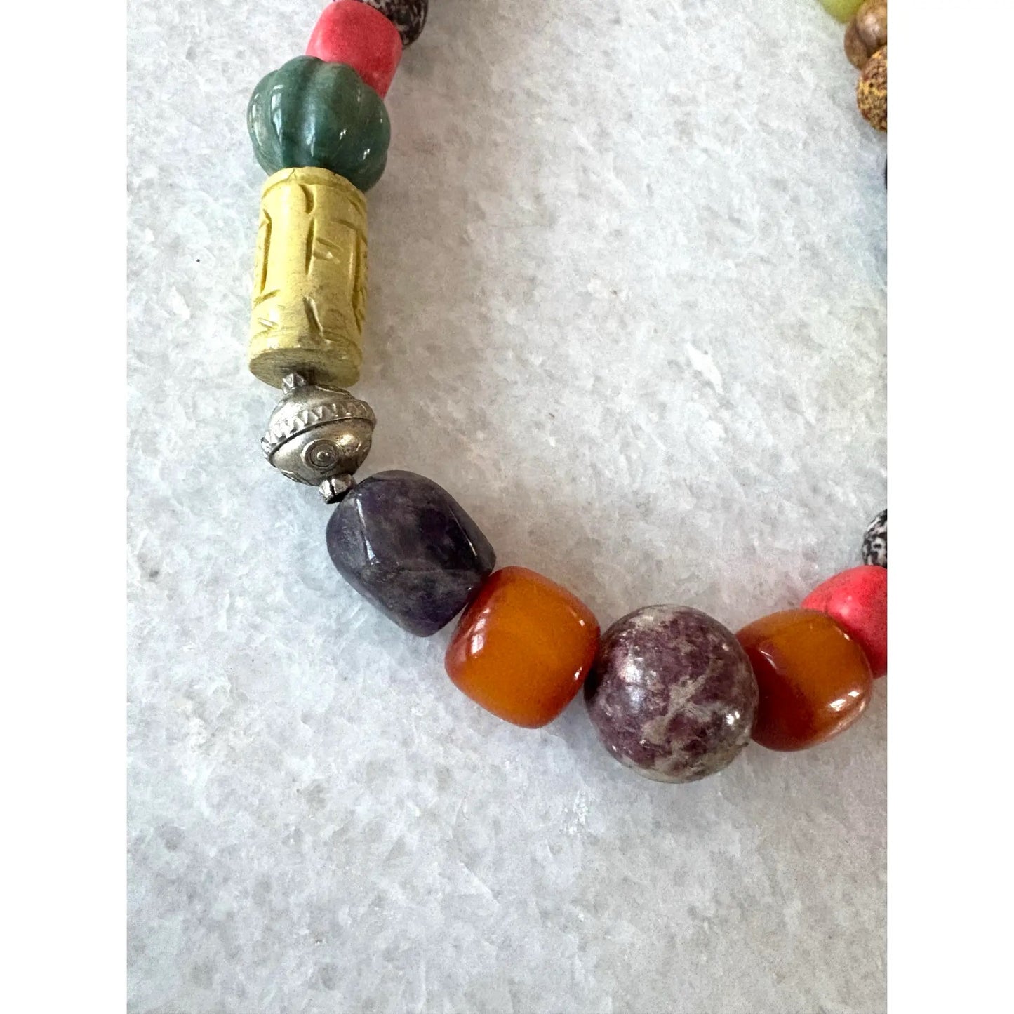 Collar de piedras preciosas antiguas variadas. Diseñado por Matthew Izzo