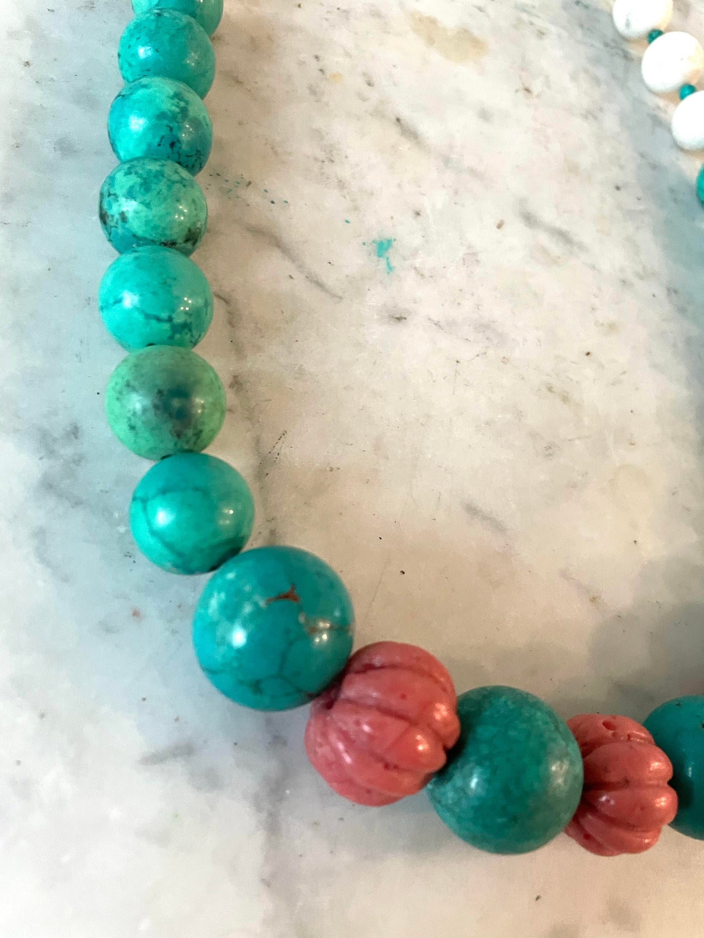 Collar de turquesa y coral tallado antiguo de Matthew Izzo