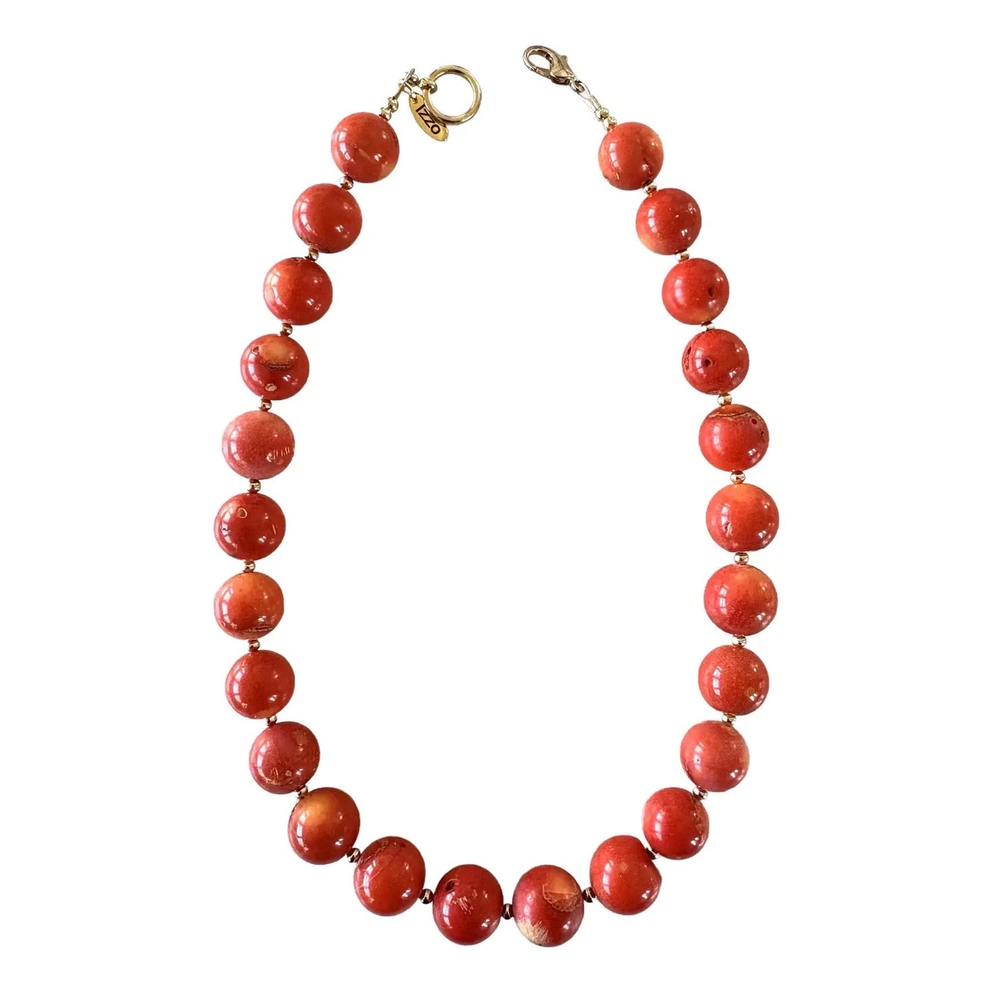 Collar de cuentas de coral con espaciador dorado diseñado por Matthew Izzo