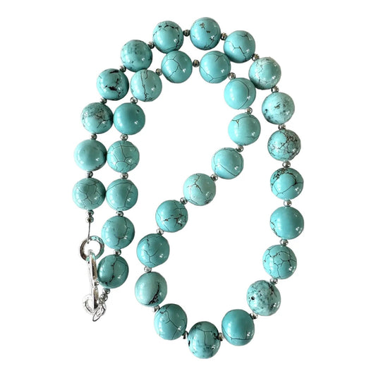 Collar turquesa con cuentas, detalles en plata, espaciadores y broche diseñados por Matthew Izzo