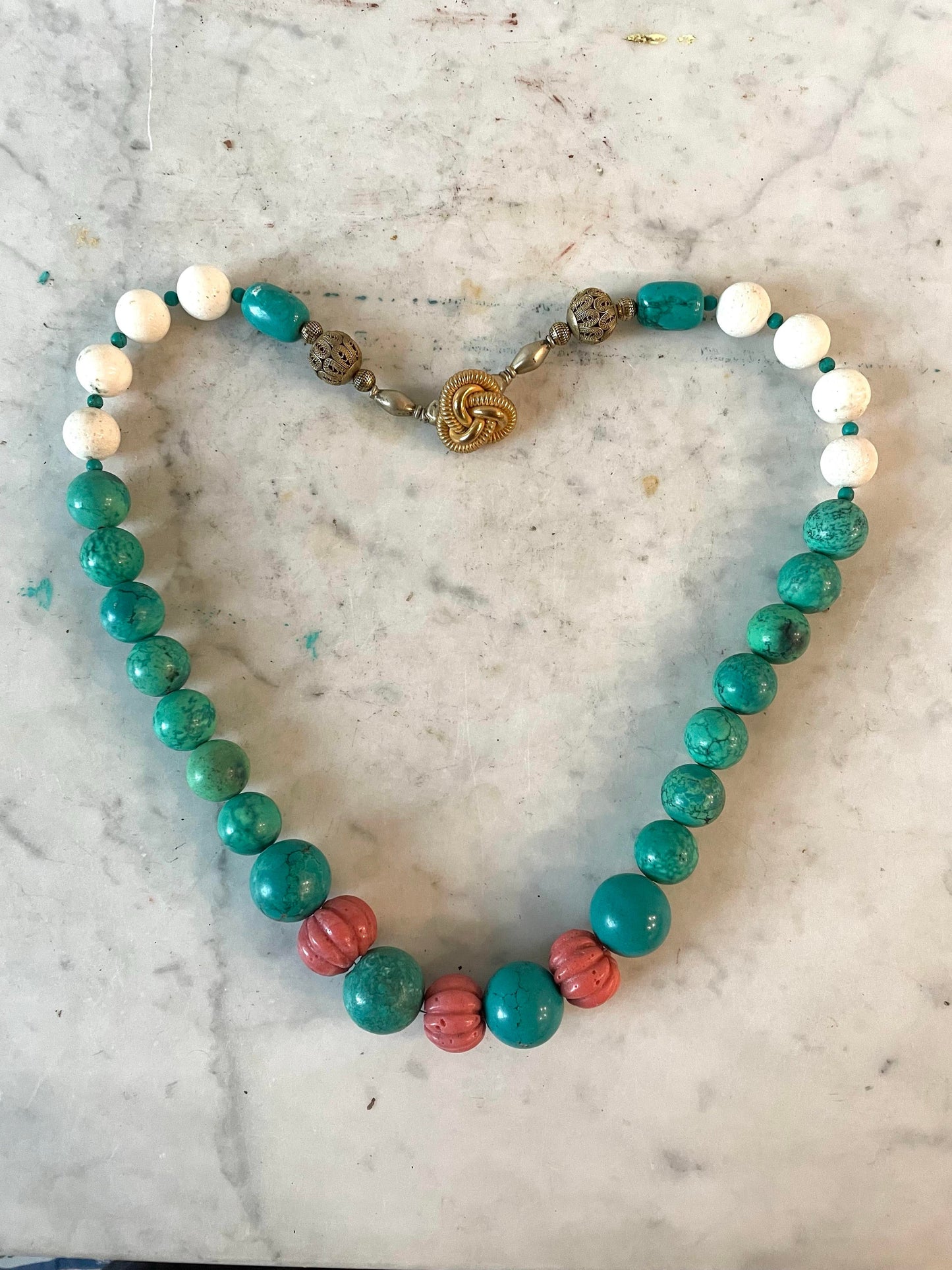 Collar de turquesa y coral tallado antiguo de Matthew Izzo