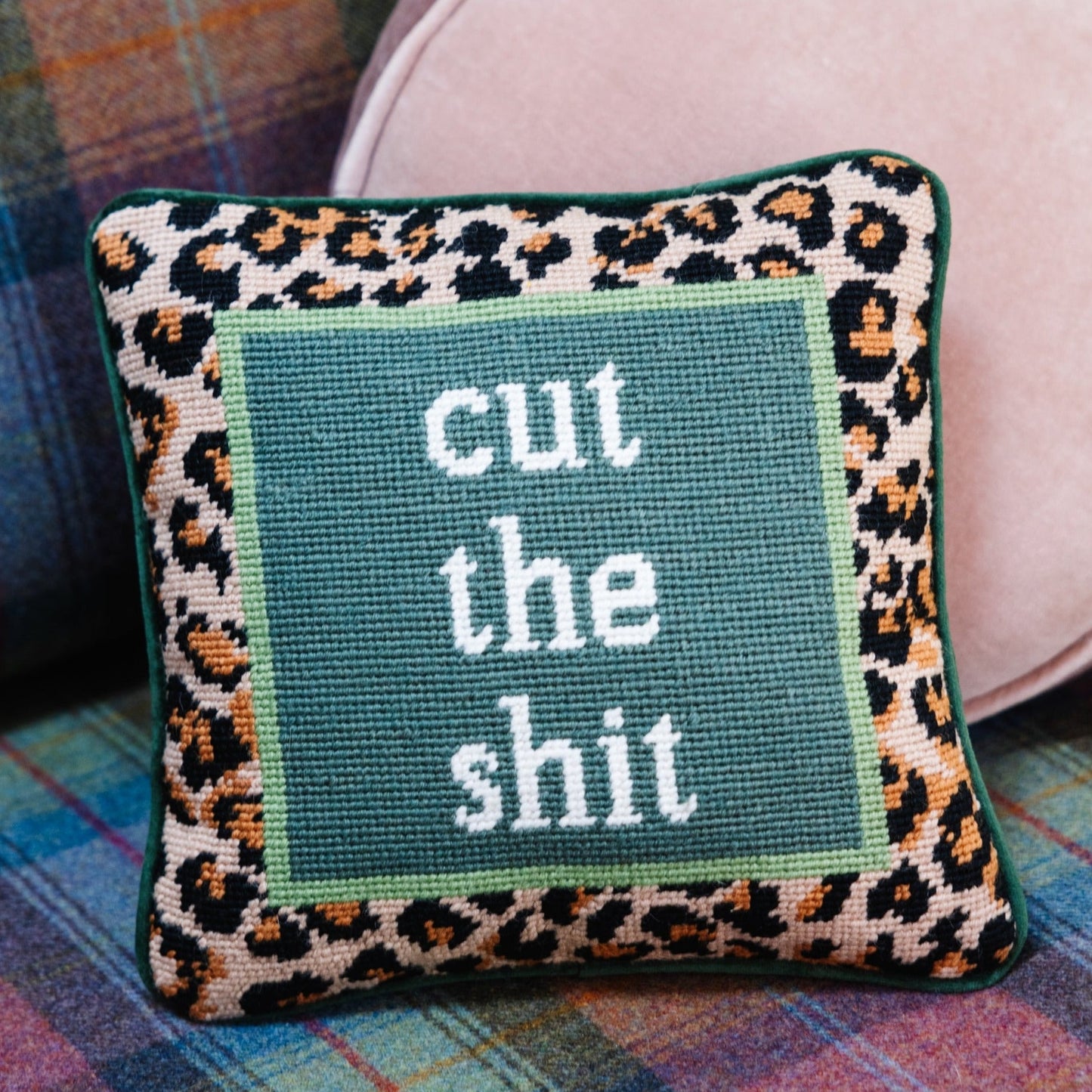 Furbish Studio - Cojín de Punto de Cruz "Cut The Shit"