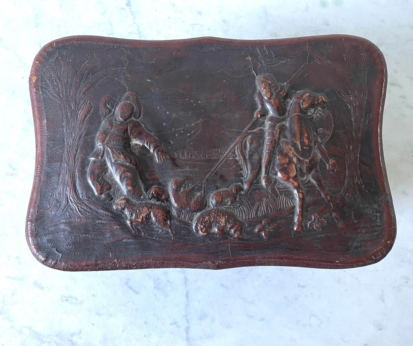 Joyero de cuero repujado hecho en España