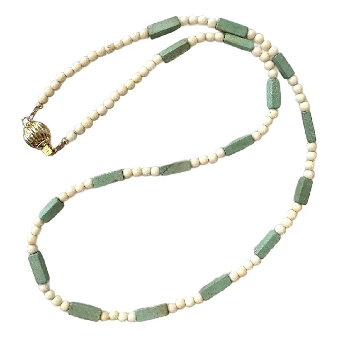 Collar de cuentas turquesa con broche tono dorado