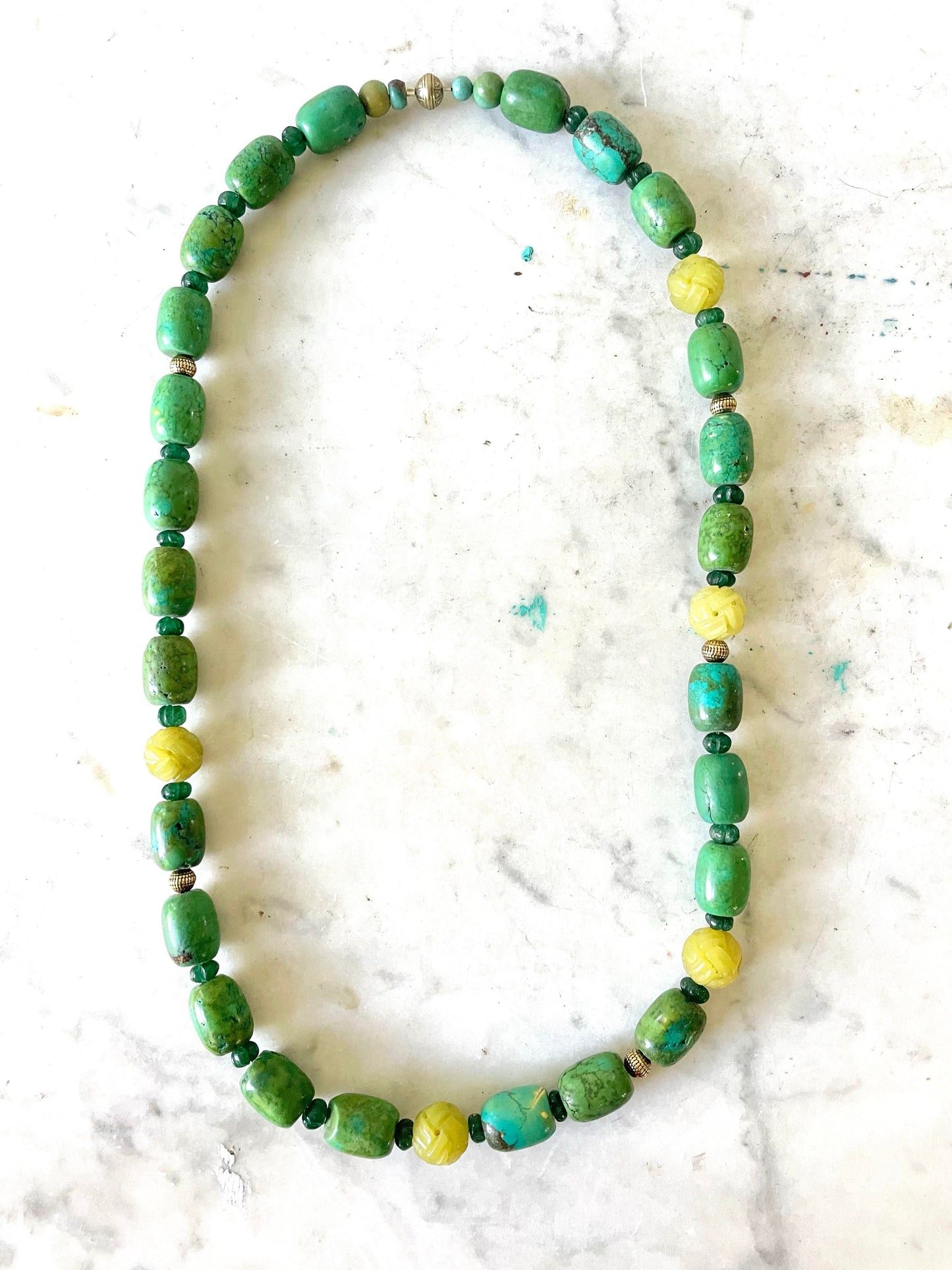 Collar de turquesa, esmeralda y jade amarillo de Matthew Izzo