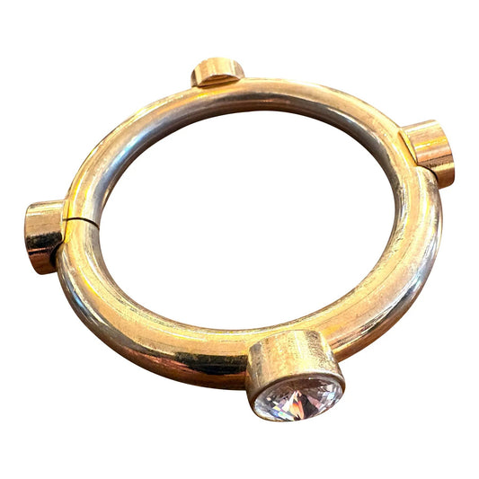 Pulsera rígida de metal tono dorado con pedrería, años 80