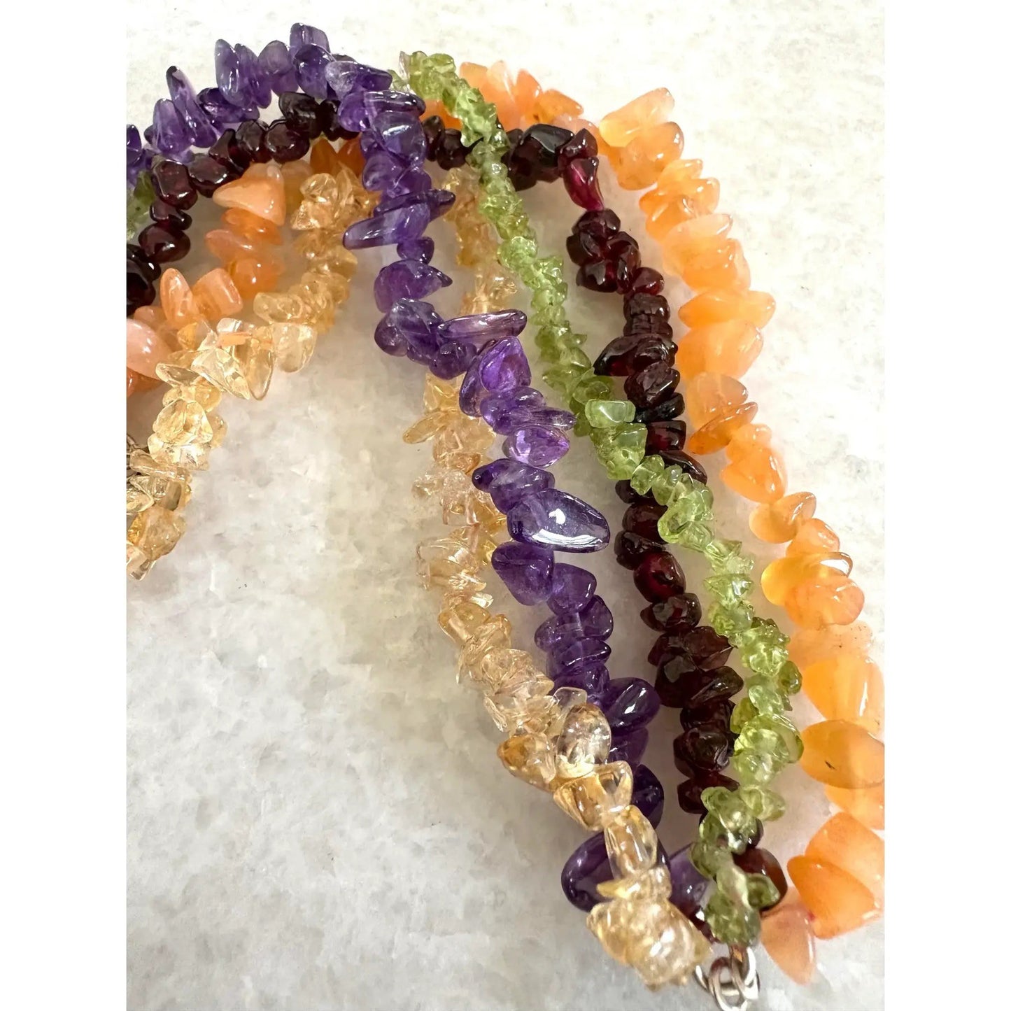 Pulsera Vintage de Cuentas Multicadenas con Amatista, Cornalina, Citrino, Peridoto y Granate - Broche de Plata de Ley