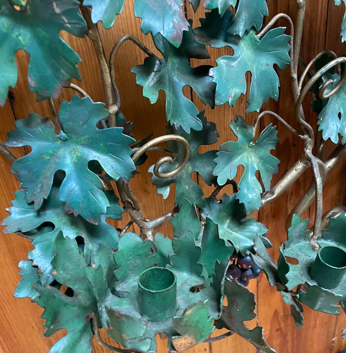 Apliques de vela italianos de mediados de siglo de metal pintado con hojas y uvas de tole