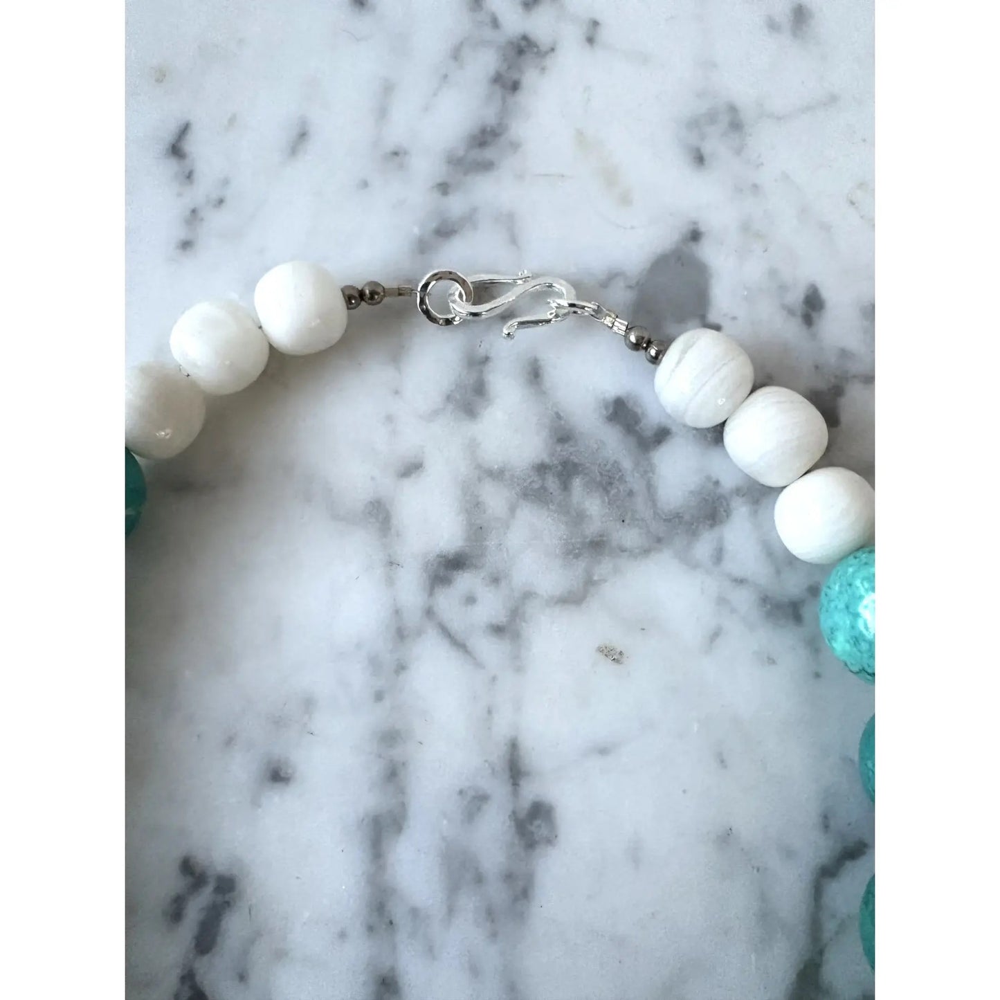 Collar de turquesa y jade tallado diseñado por Matthew Izzo