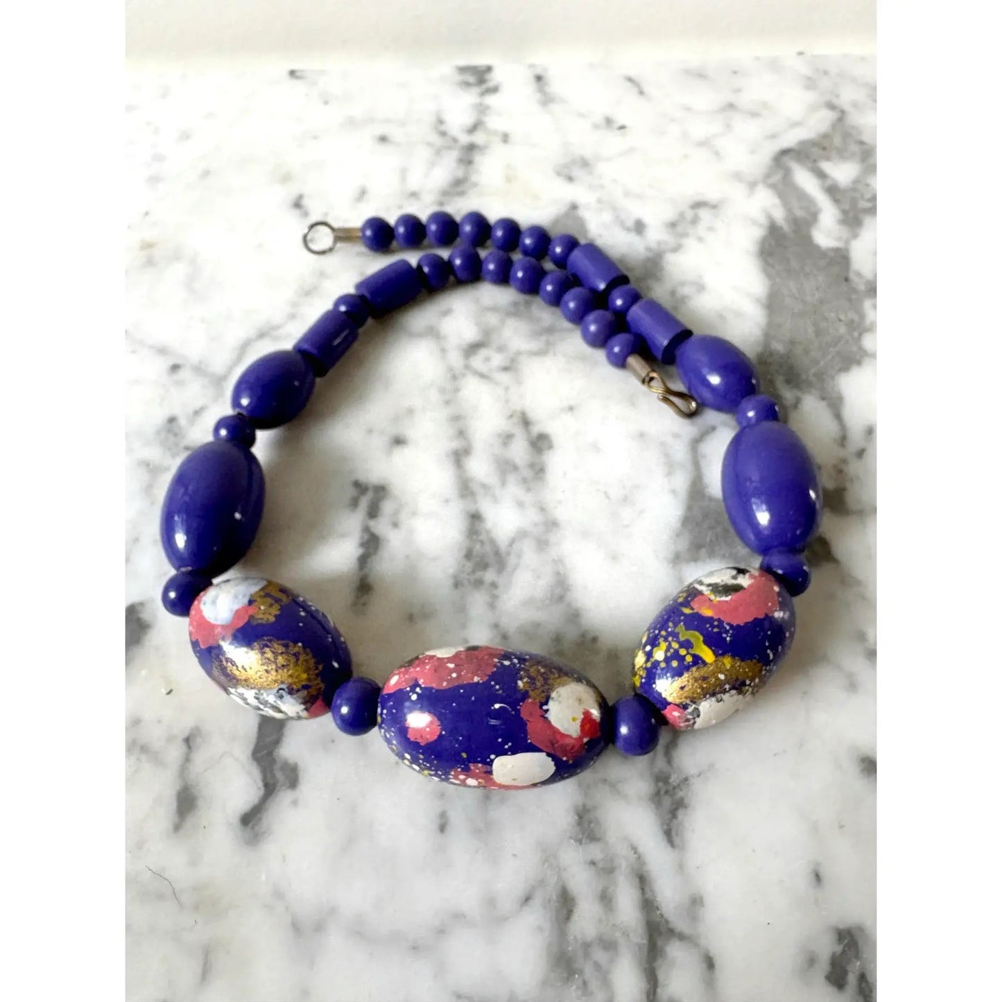 Collar de madera con cuentas pintado a mano de mediados de siglo