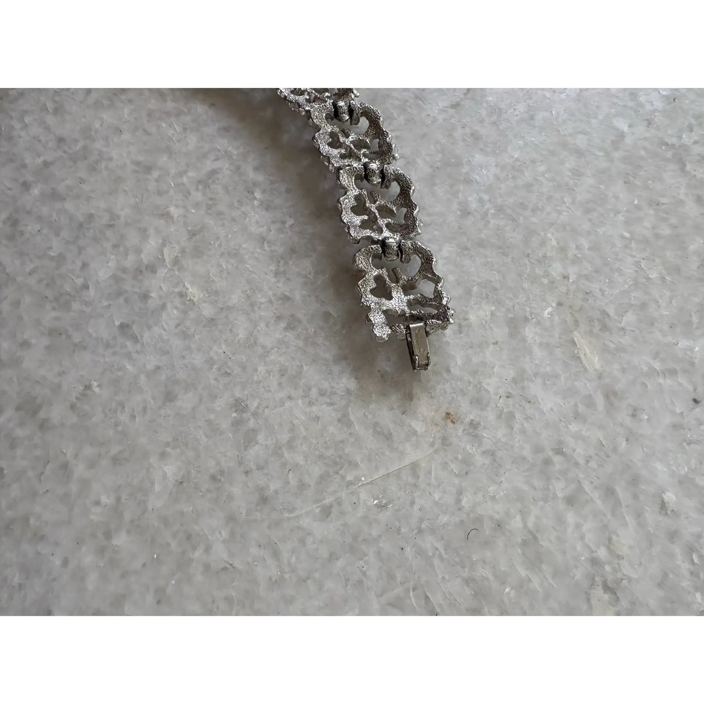 Pulsera Trifari Coral Diseño Metal Tono Plateado Años 50