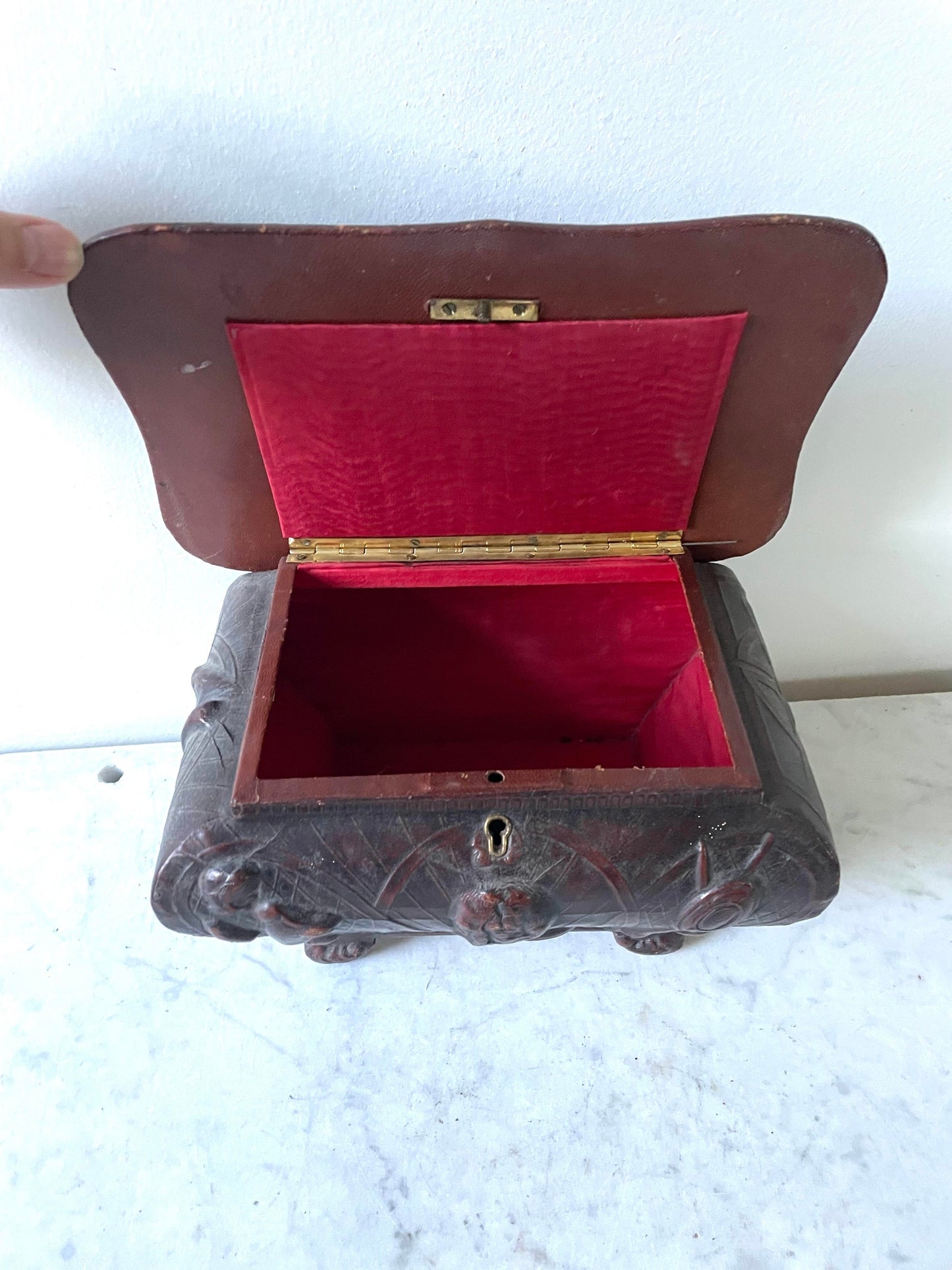 Joyero de cuero repujado hecho en España