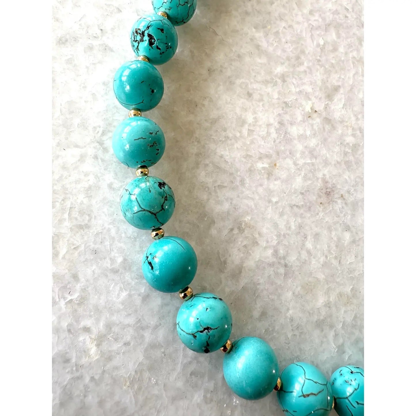 Collar de Cuentas Turquesas con Tono Dorado, Broche y Espaciadores Diseñado por Matthew Izzo 18”