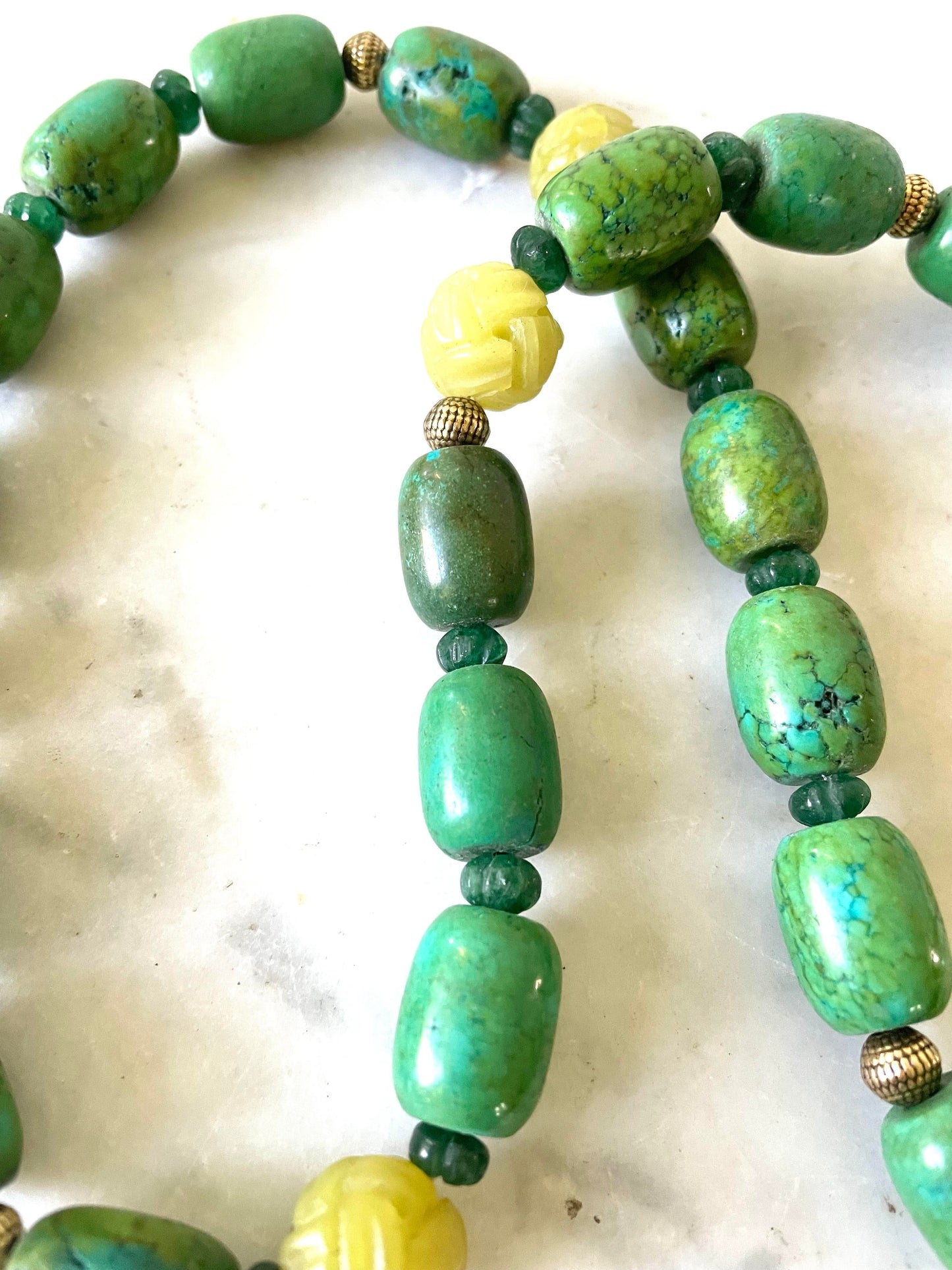 Collar de turquesa, esmeralda y jade amarillo de Matthew Izzo