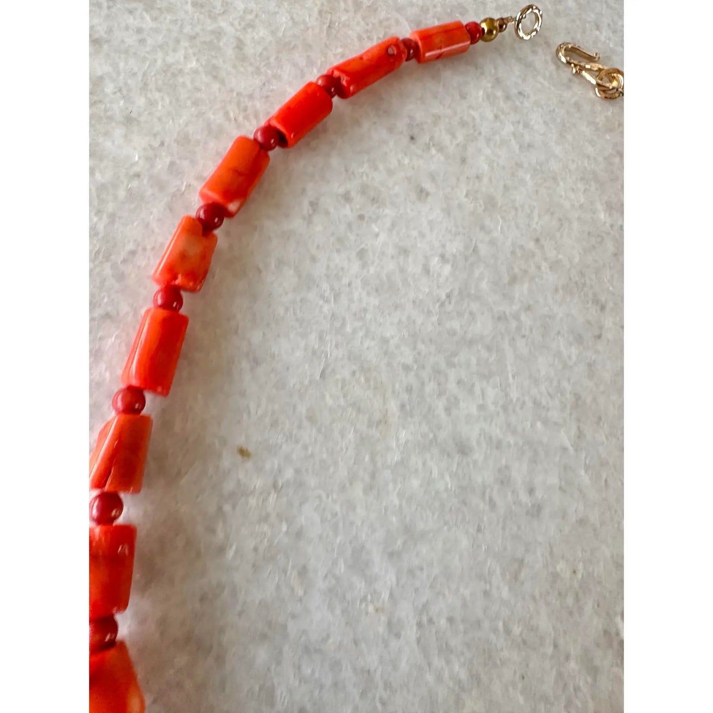 Collar de coral ramificado con cuentas diseñado por Matthew Izzo