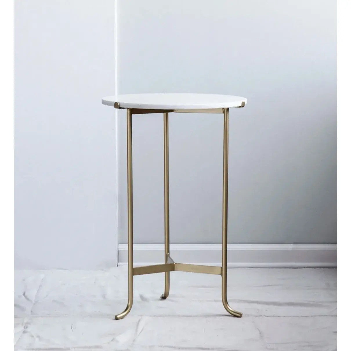 Mesa auxiliar de tres patas Matthew Izzo de mármol y latón
