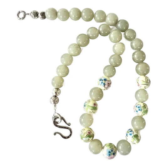 Collar de jade y porcelana con cuentas