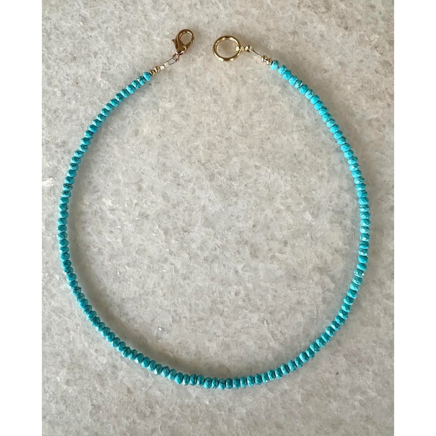 Collar de 16 pulgadas de longitud de turquesa facetada y finamente abalorada con cierre tono dorado - Diseñado por Matthew Izzo