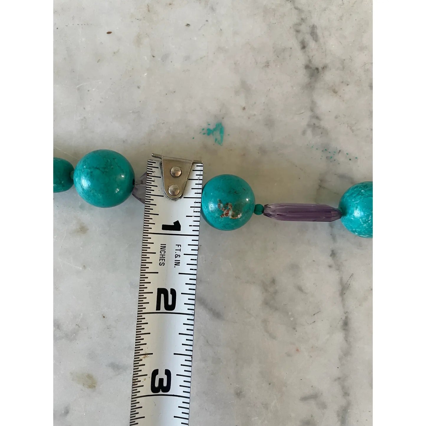 Collar de turquesa y amatista diseñado por Matthew Izzo