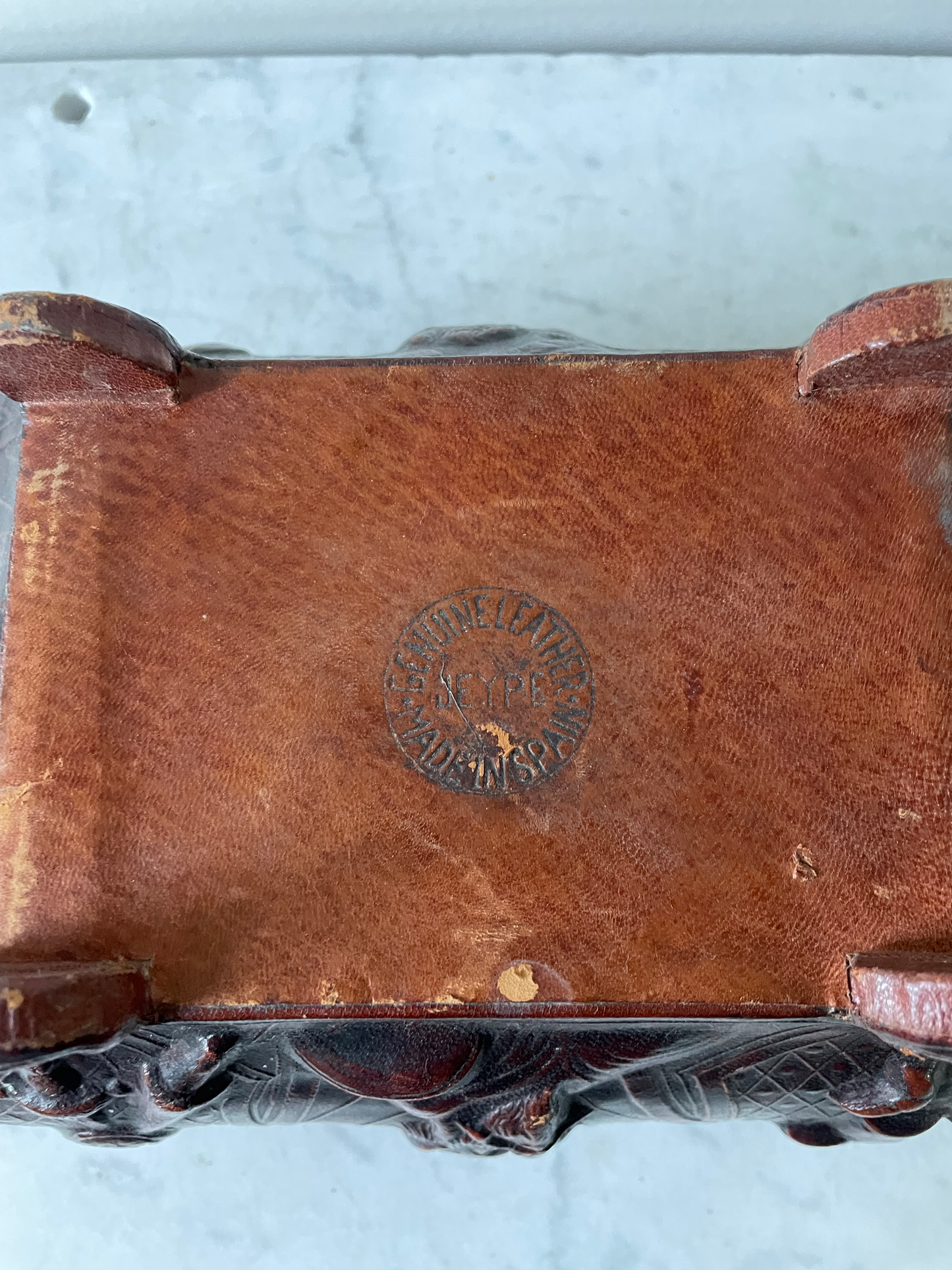 Joyero de cuero repujado hecho en España