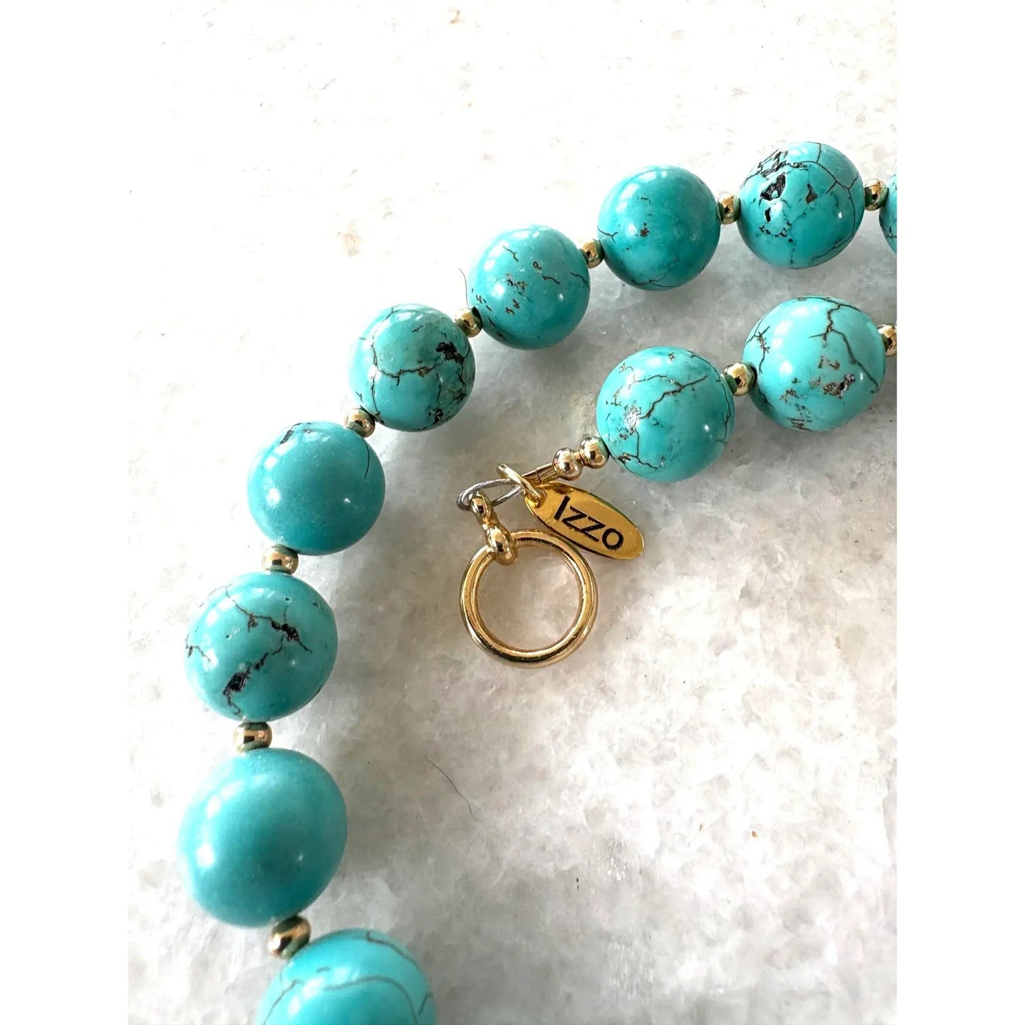 Collar de Cuentas Turquesas con Tono Dorado, Broche y Espaciadores Diseñado por Matthew Izzo 18”