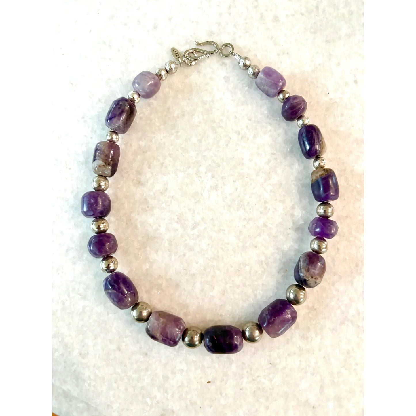 Collar de cuentas de amatista antiguas precolombinas talladas a mano con separadores de plata, re-ensartado