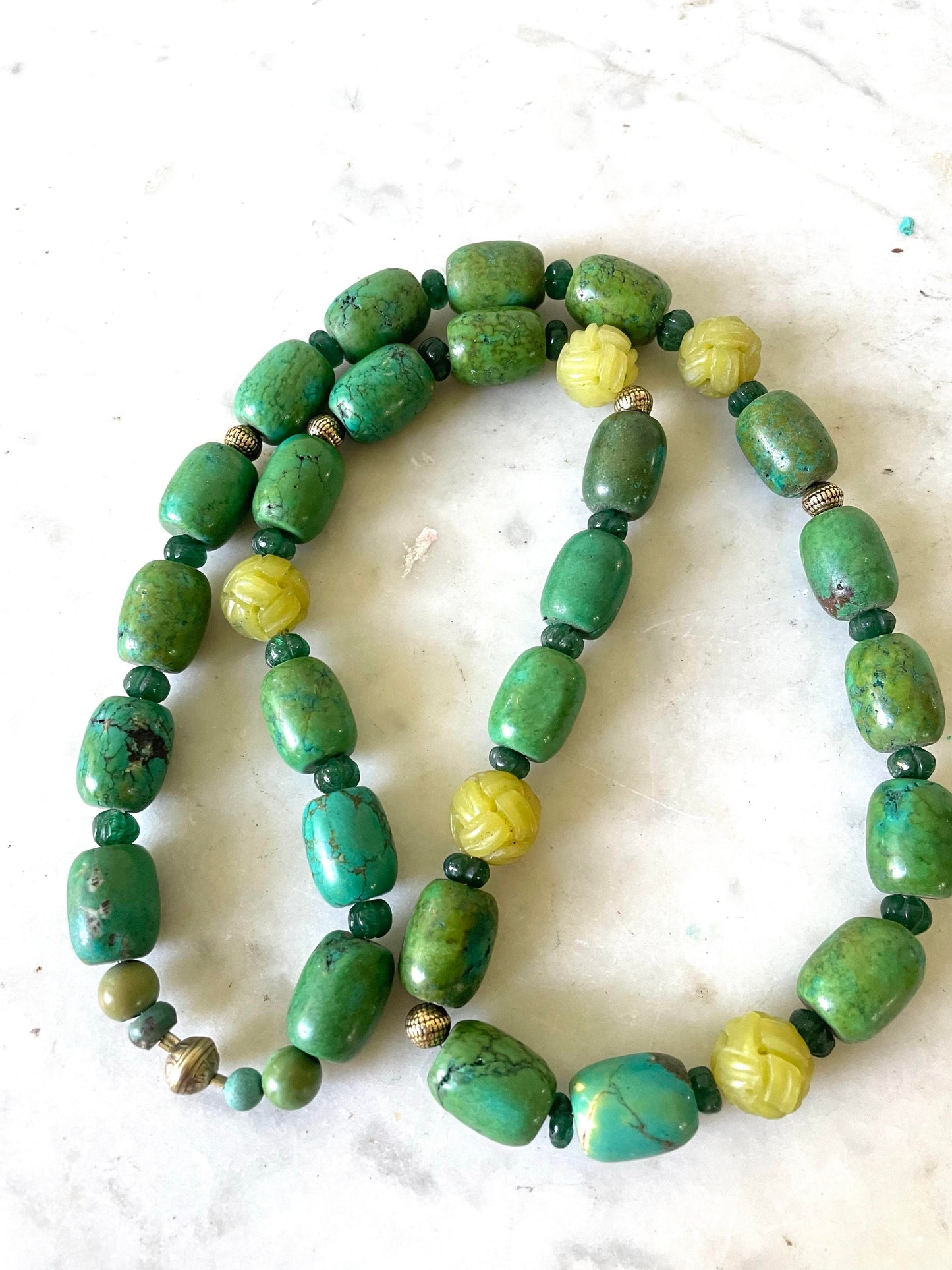 Collar de turquesa, esmeralda y jade amarillo de Matthew Izzo