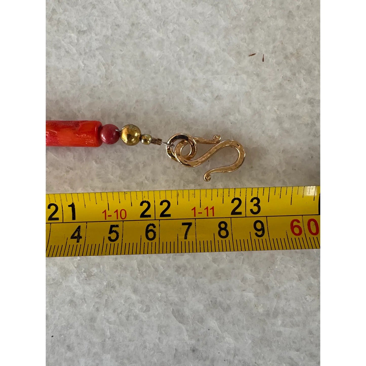 Collar de coral ramificado con cuentas diseñado por Matthew Izzo