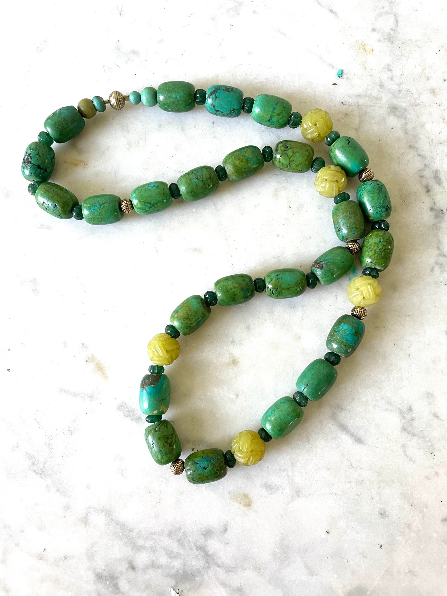 Collar de turquesa, esmeralda y jade amarillo de Matthew Izzo