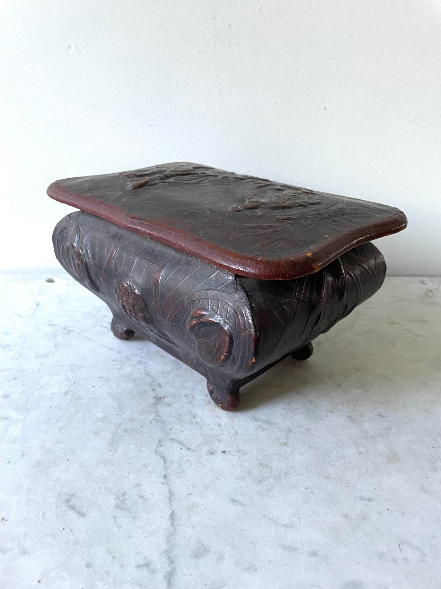 Joyero de cuero repujado hecho en España